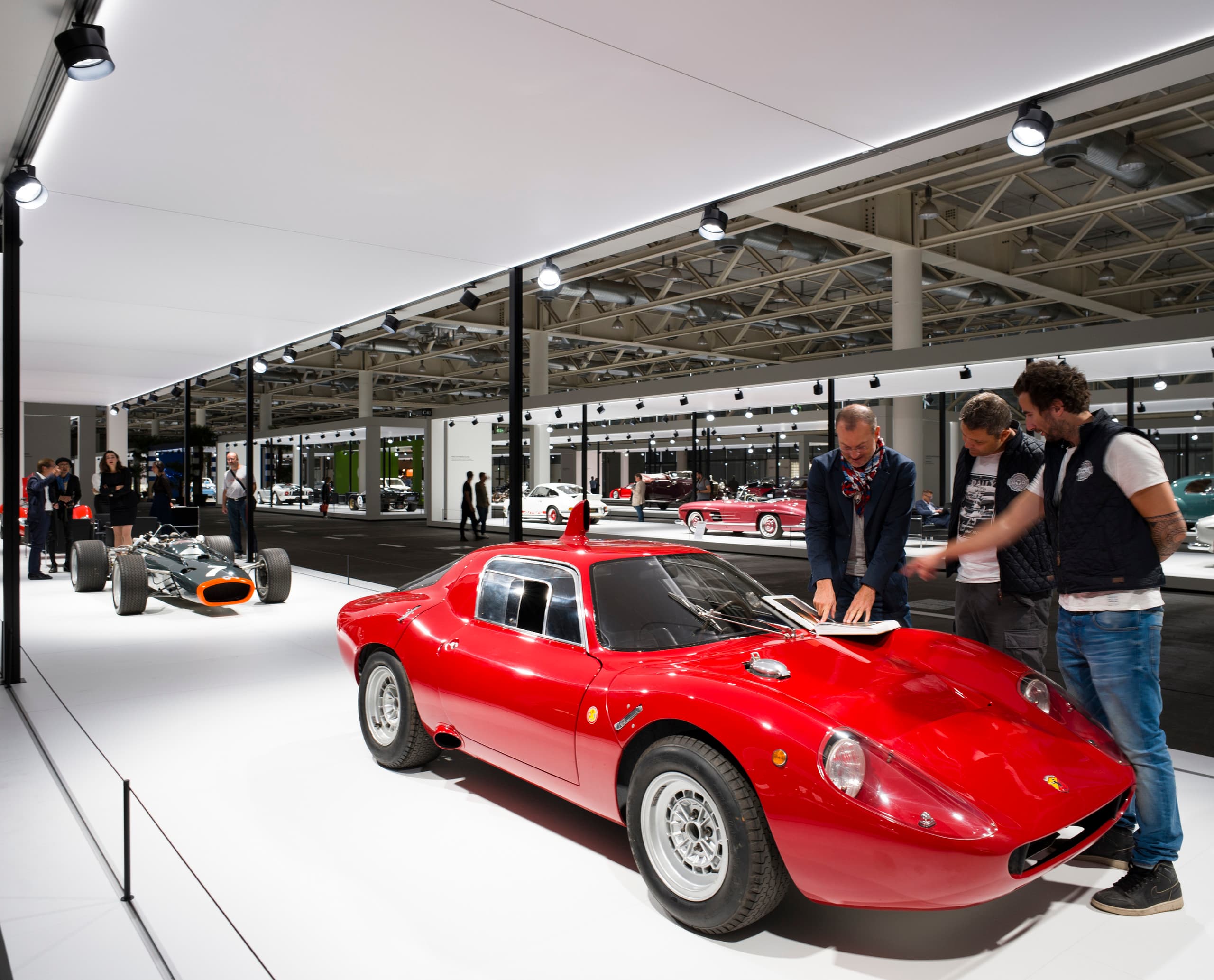 Roter Oldtimer auf der Grand Basel Ausstellung, beleuchtet mit ERCO Strahlern.