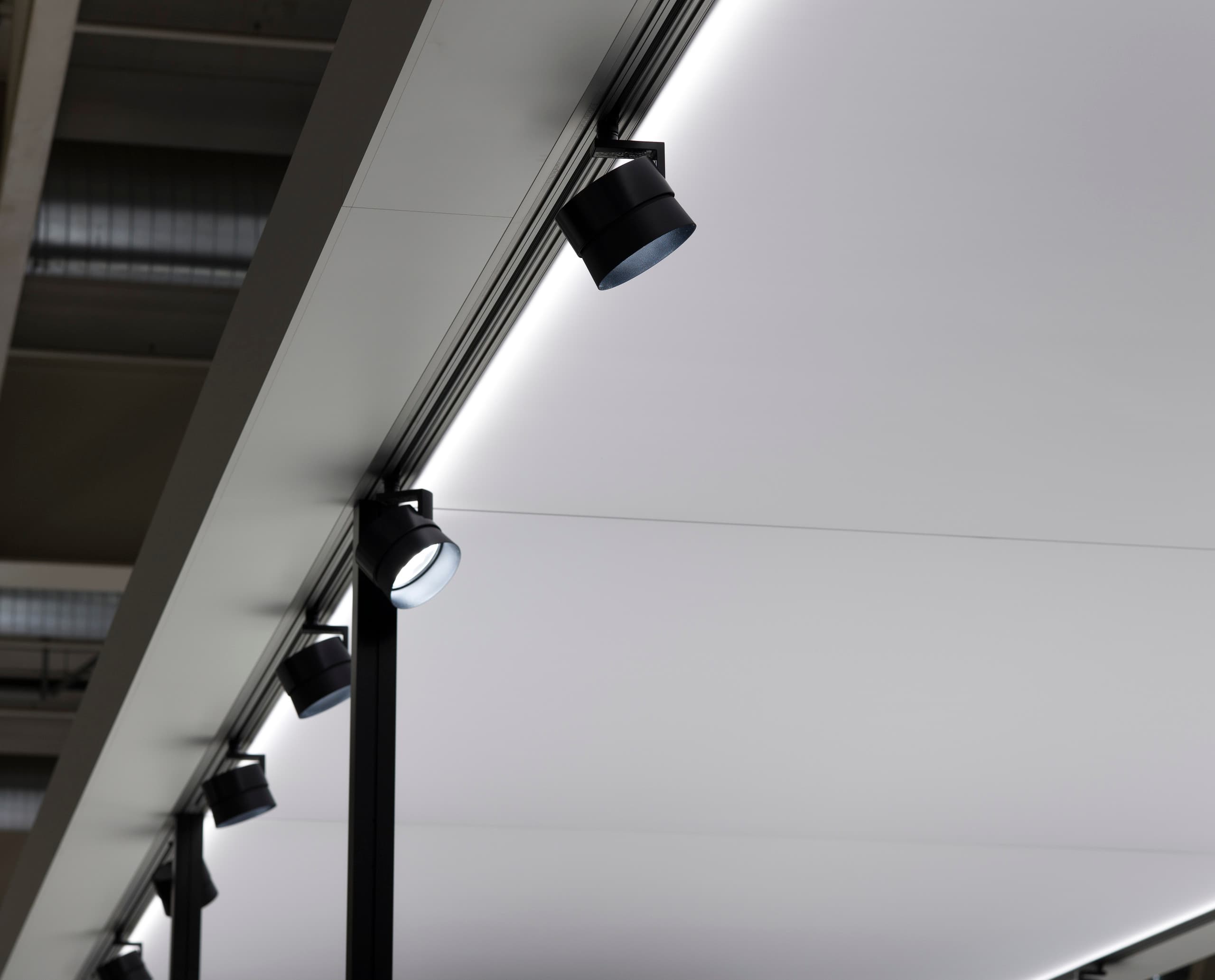 ERCO Parscan Strahler an einer Schiene, die bei der Grand Basel zur Beleuchtung von Ausstellungsstücken verwendet werden.
