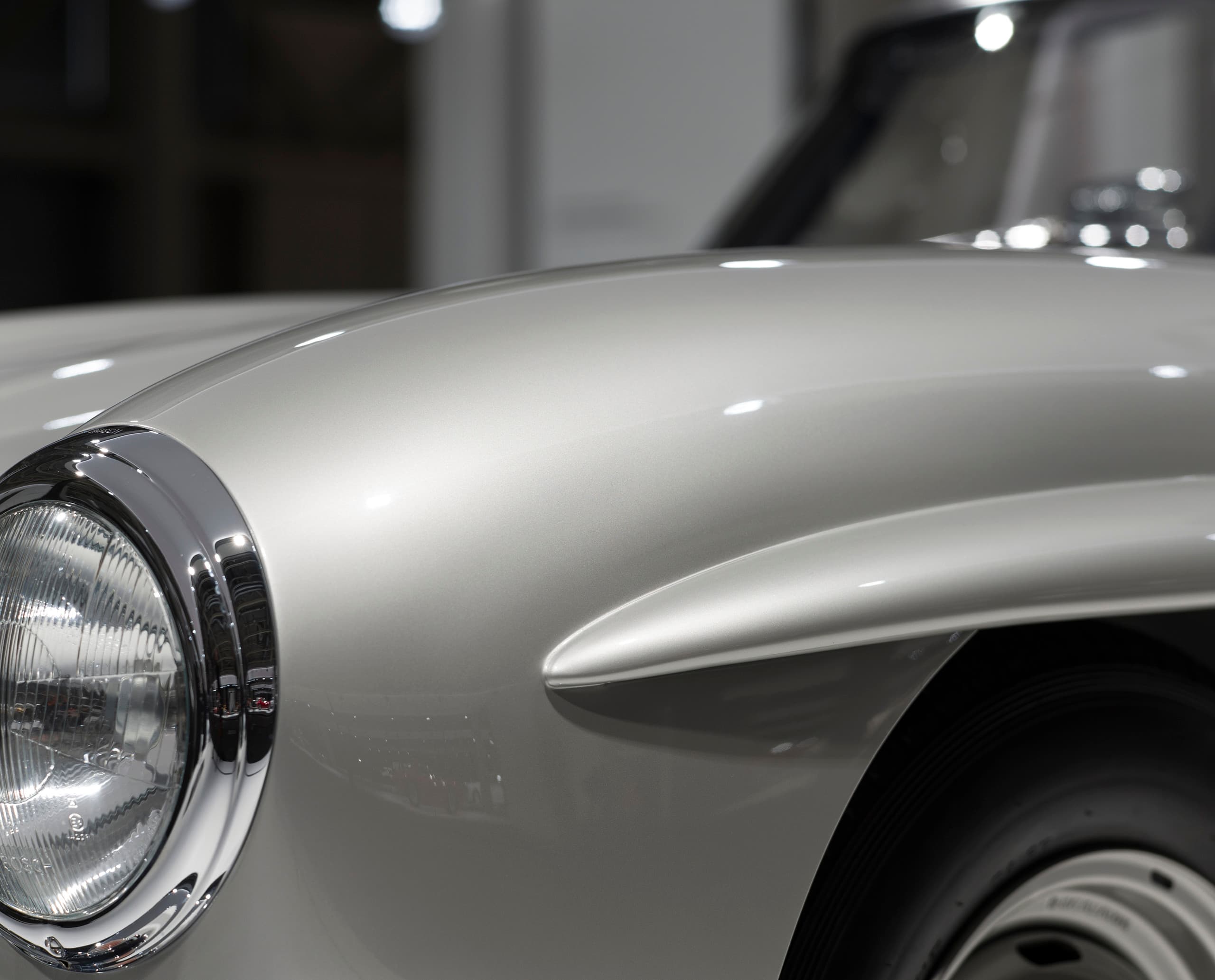 Nahaufnahme eines Oldtimers auf der Grand Basel Ausstellung, beleuchtet mit ERCO Licht.