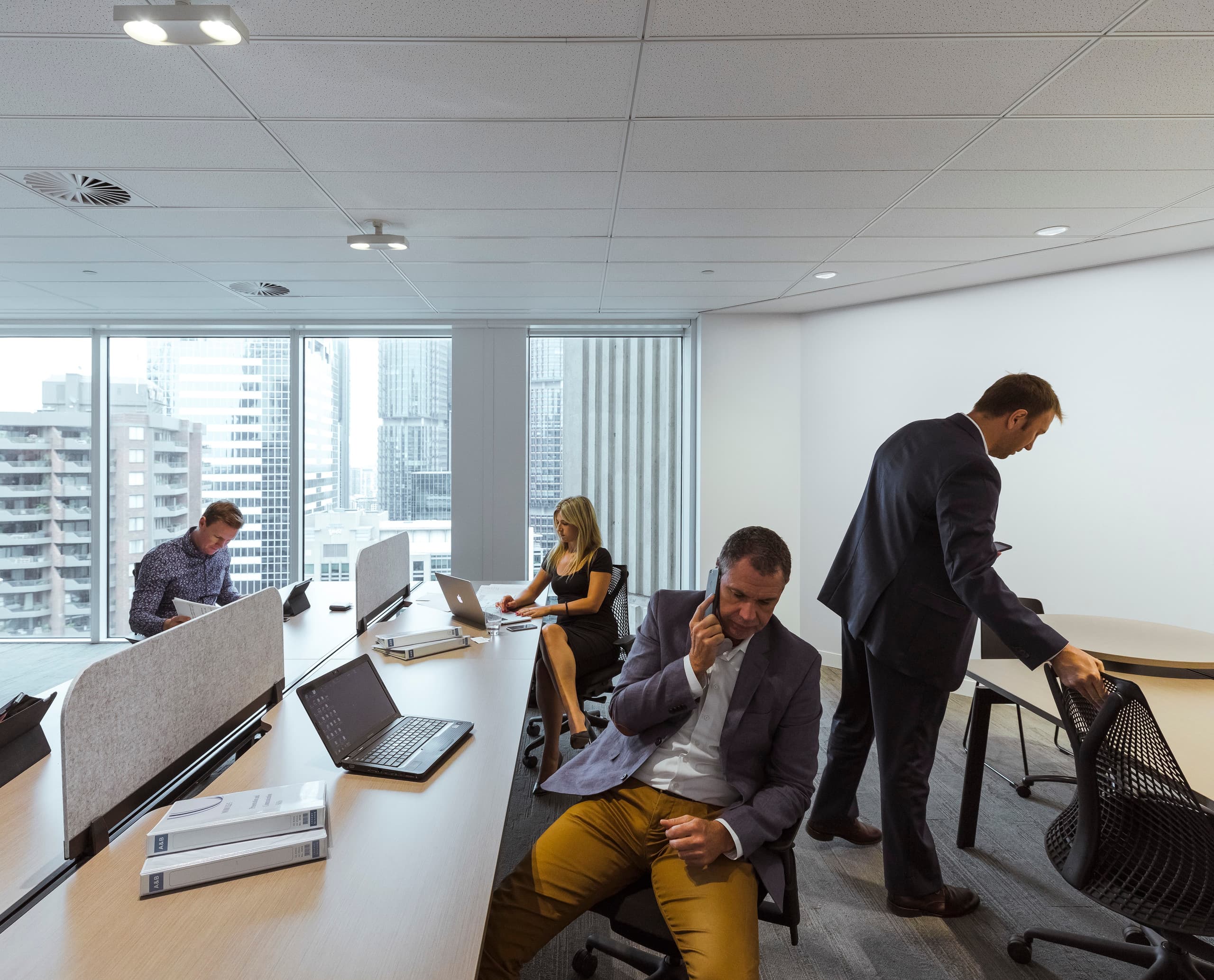 Modernes Büro in Sydney mit ERCO Beleuchtung für hohen Sehkomfort und minimalistisches Design.