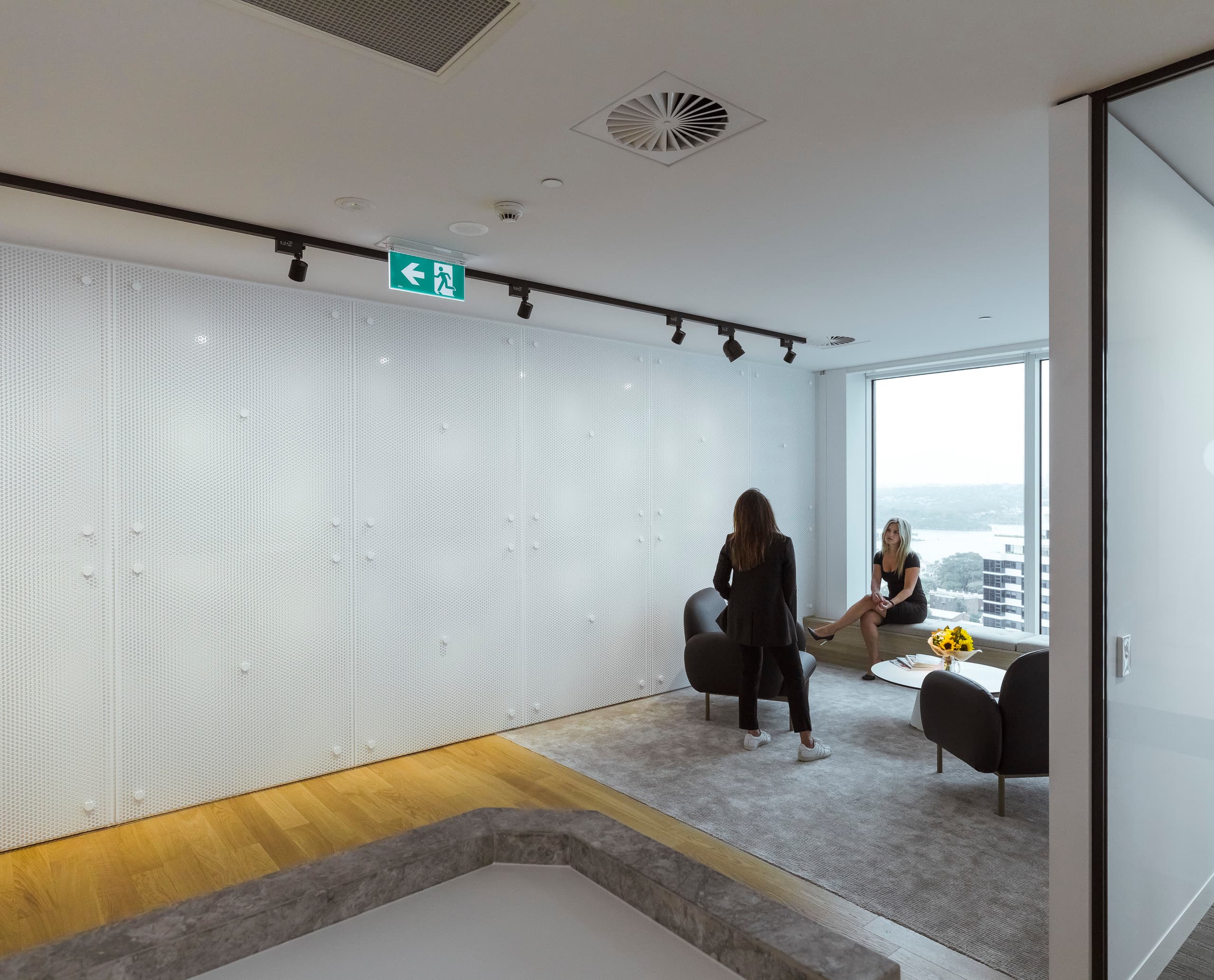 ERCO Compar Linear Leuchten in einem modernen Büro in Sydney, mit minimalistischem Design für hohen Sehkomfort.