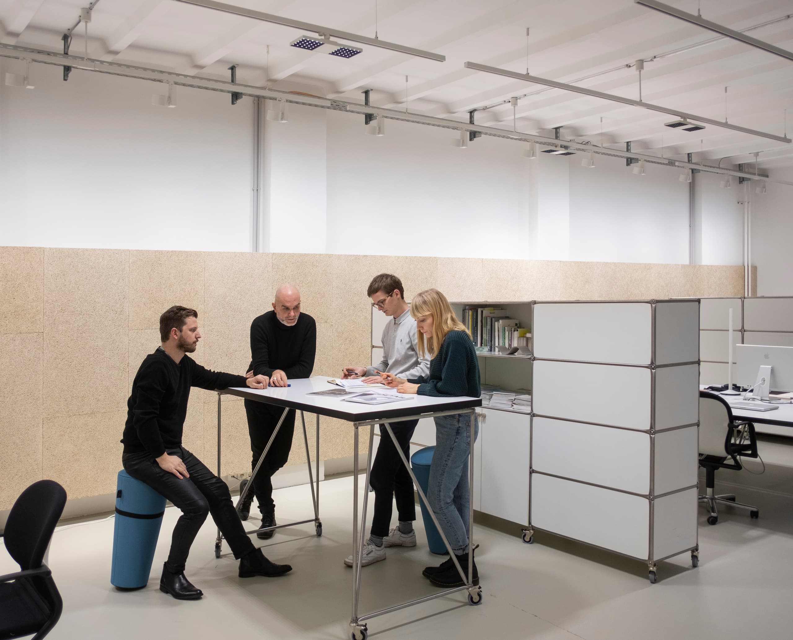 Besprechung im Büro von mai public relations, beleuchtet mit ERCO Jilly Downlights für flexible Bürobeleuchtung.