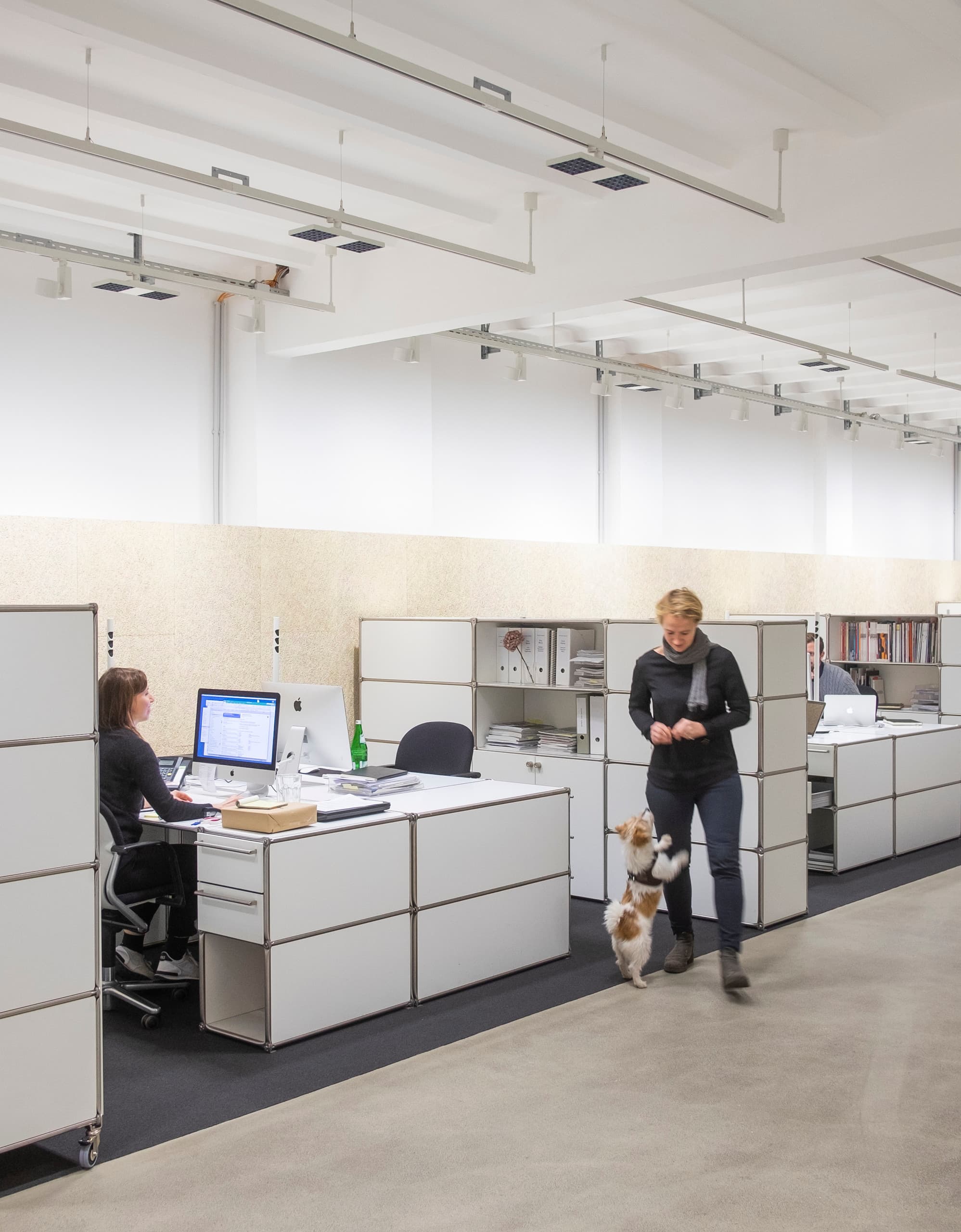 ERCO Jilly Downlights in einem modernen Loftbüro für flexible Bürobeleuchtung.