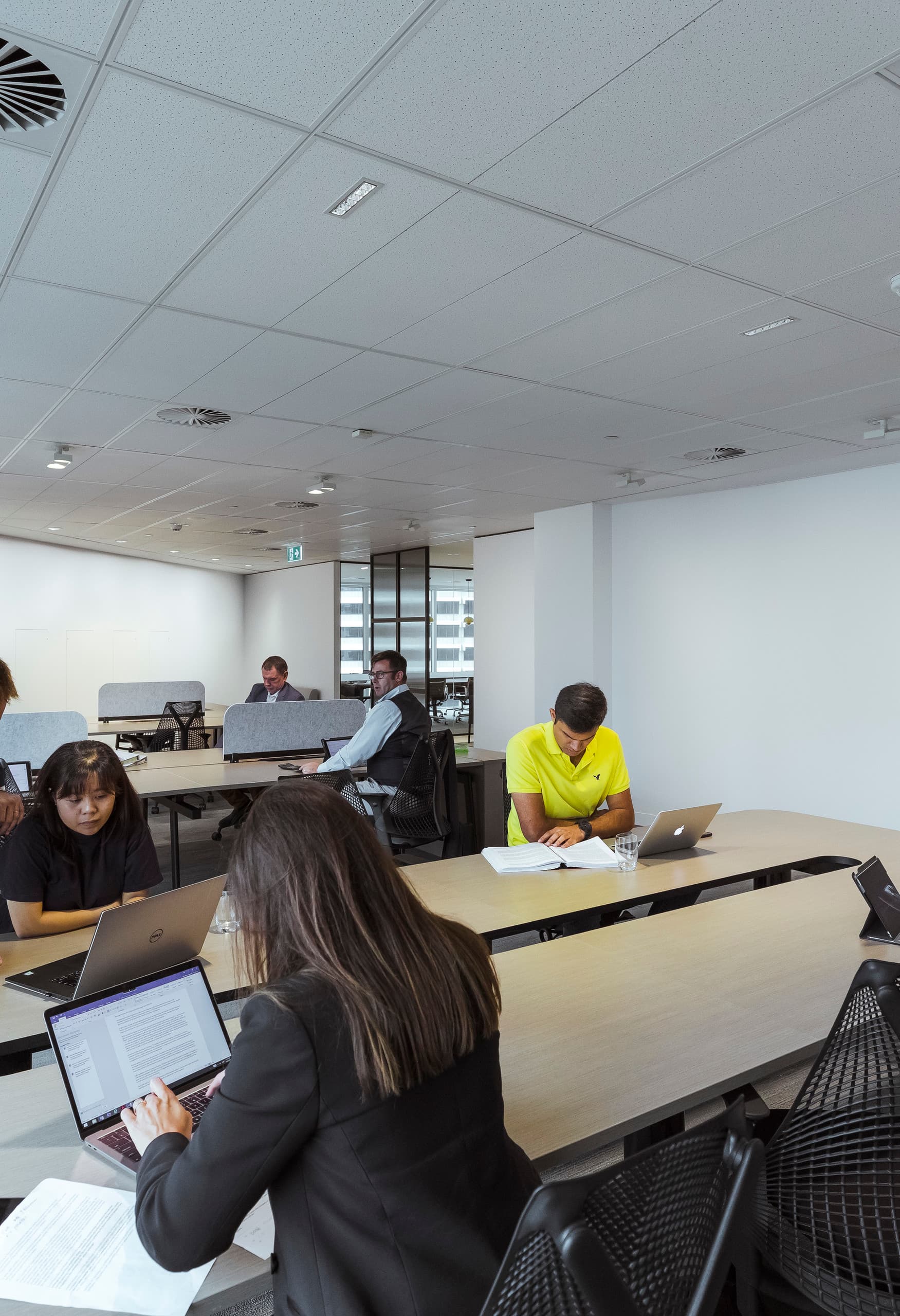 ERCO Compar Linear Leuchten in einem modernen Büro für visuellen Komfort und minimalistisches Design.