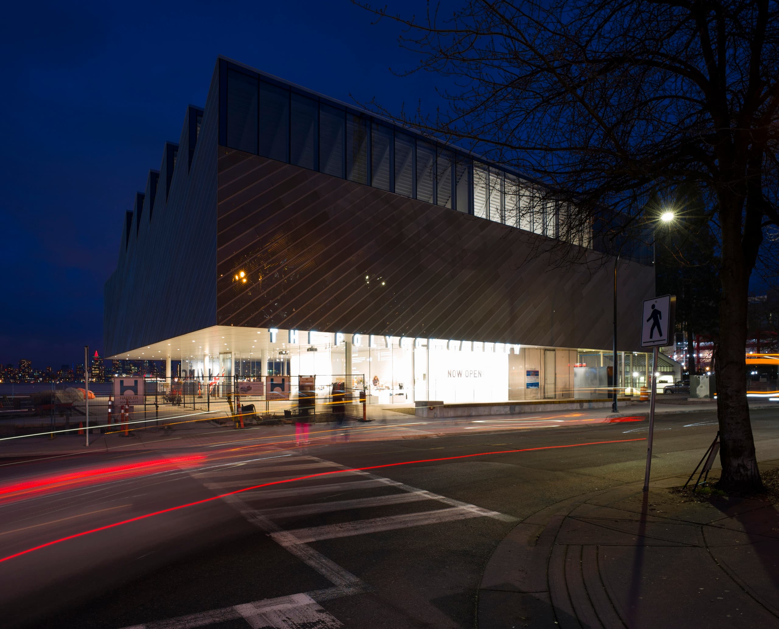 Polygon Gallery in Vancouver, beleuchtet mit ERCO LED-Strahlern, ein Zentrum für Fotografie und Medienkunst.