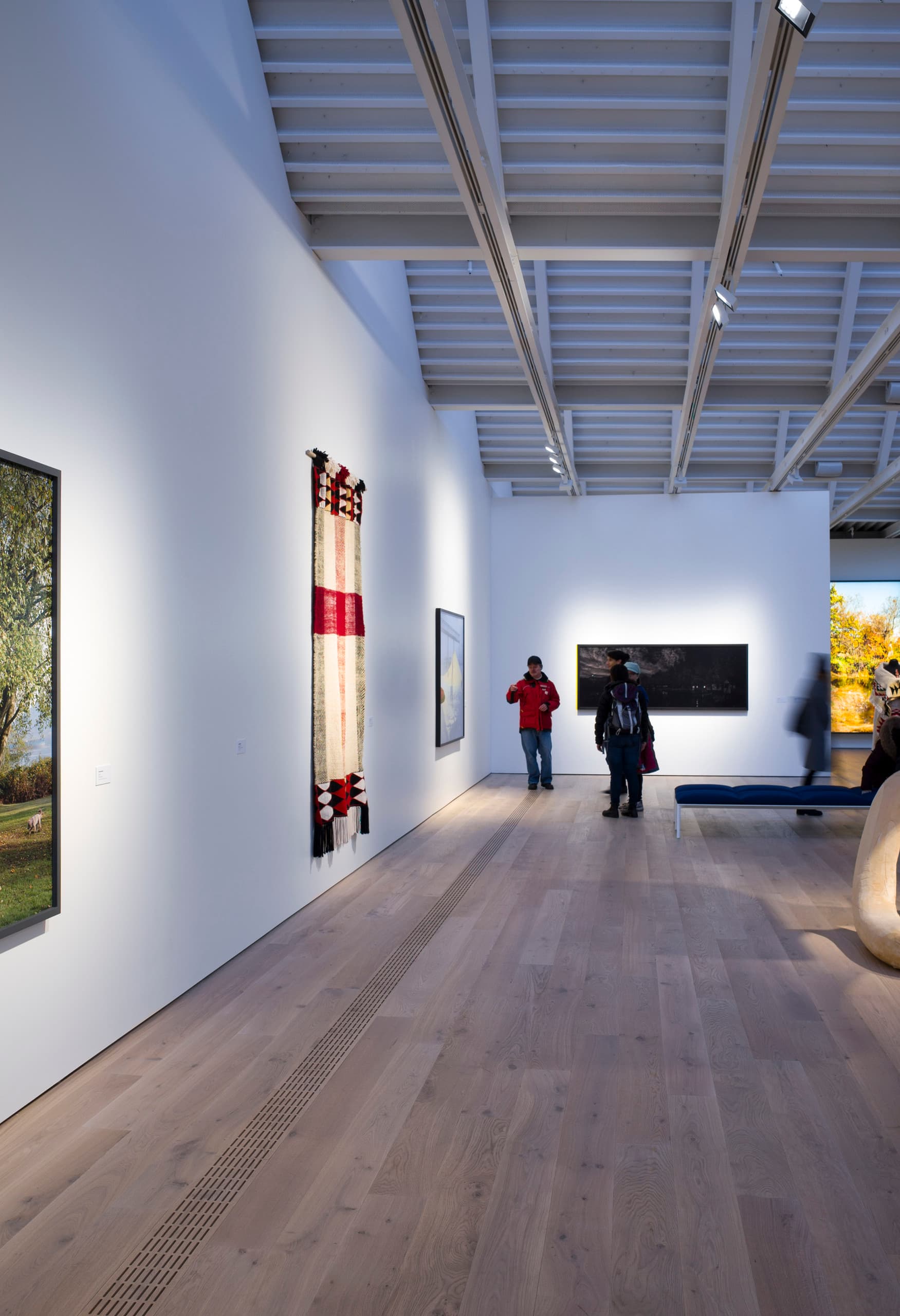 Innenansicht der Polygon Gallery mit Kunstwerken und ERCO LED-Beleuchtung.