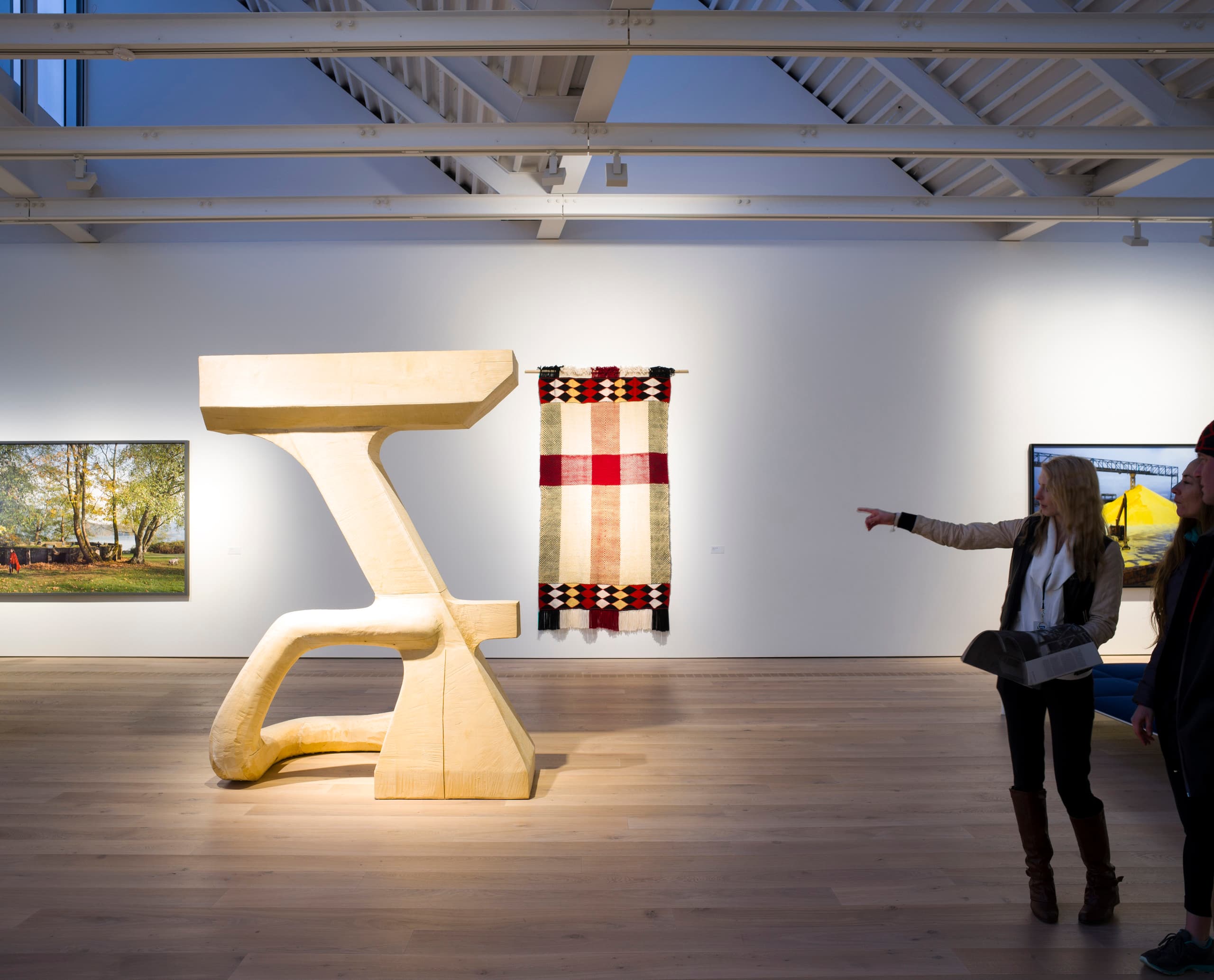 Kunstausstellung in der Polygon Gallery, beleuchtet mit ERCO LED-Strahlern für flexible Akzentuierung.
