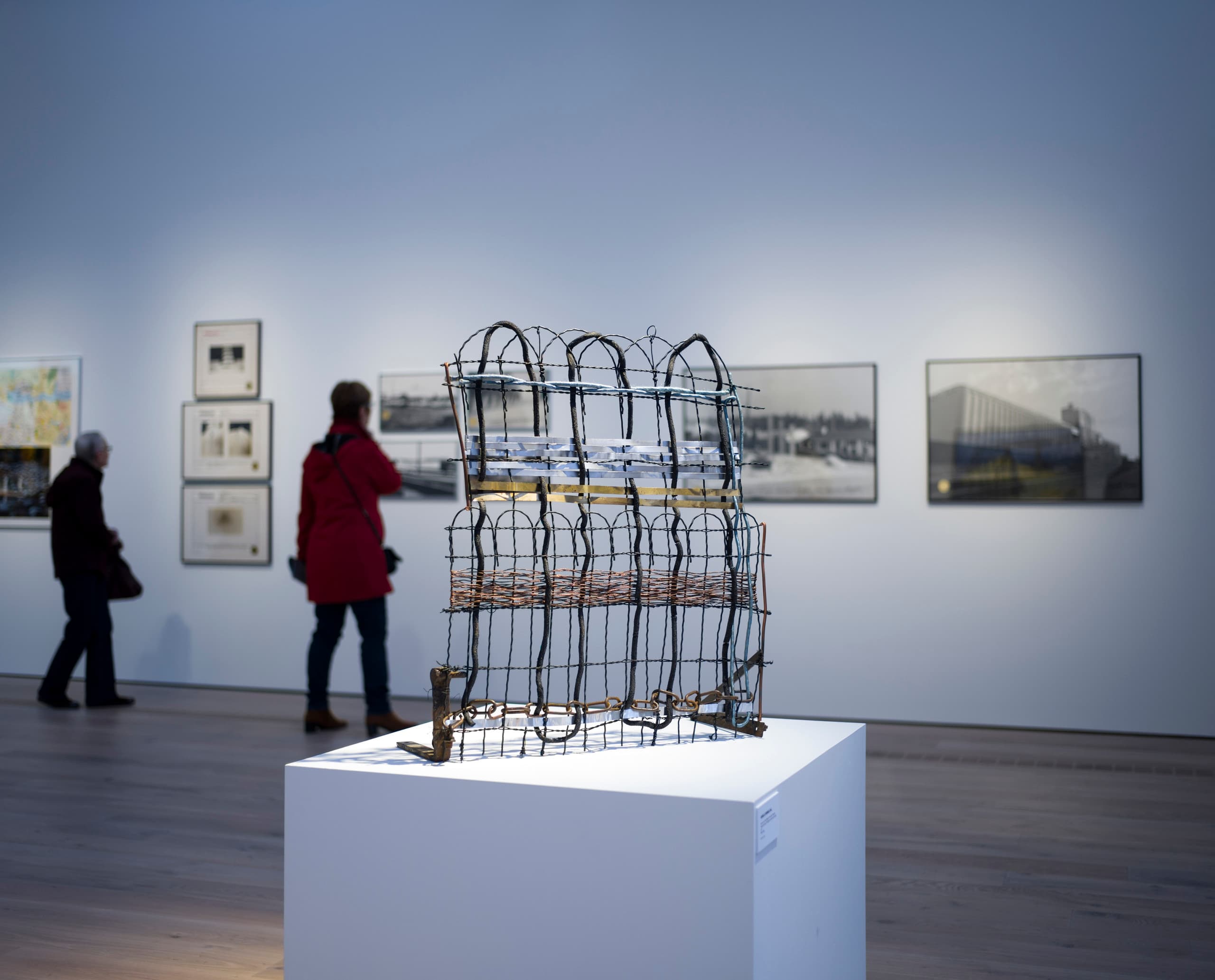 Kunstausstellung in der Polygon Gallery, beleuchtet mit ERCO LED-Leuchten.