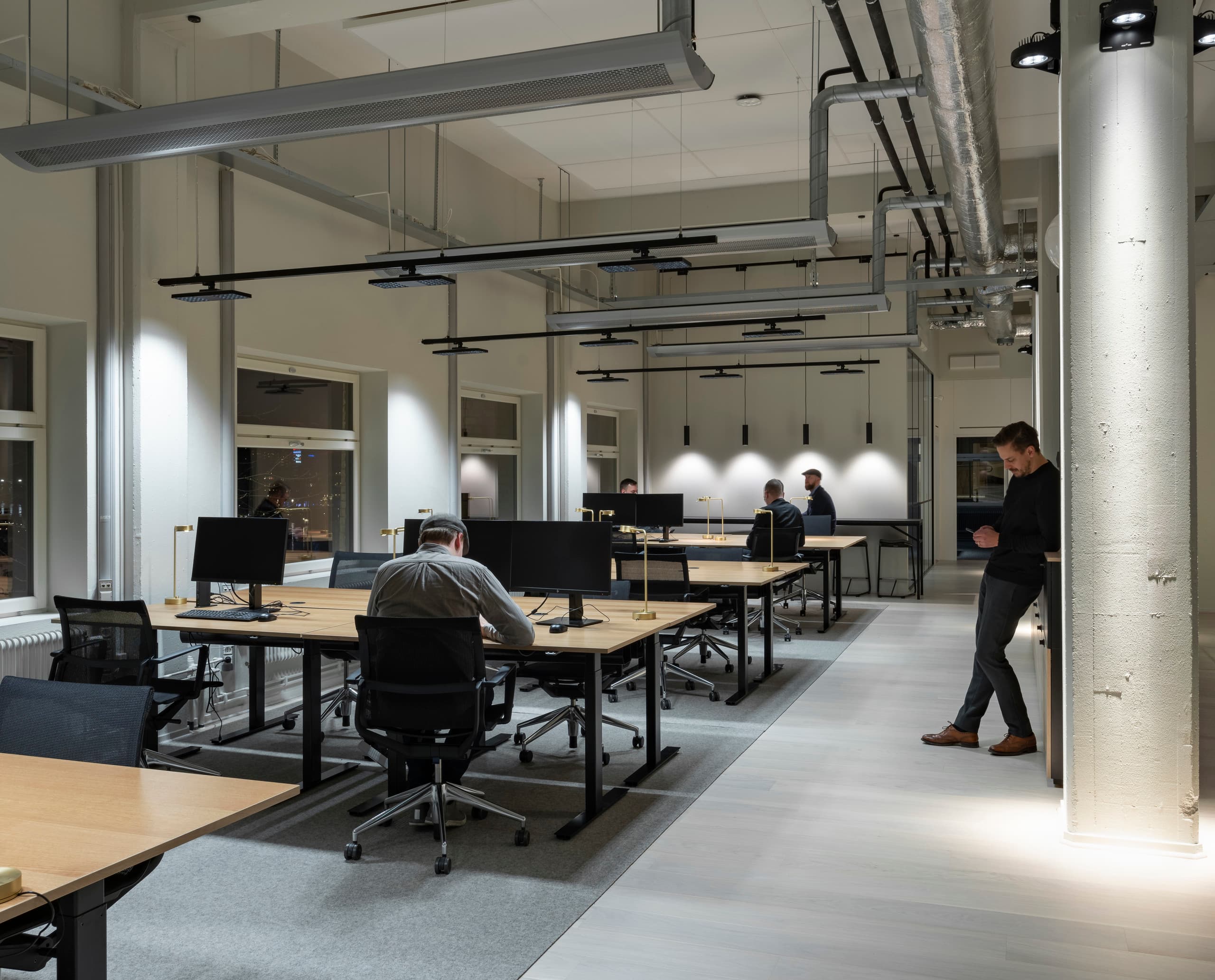 ERCO Jilly Downlights beleuchten moderne Büroräume von Fabege in Stockholm, die flexibles Arbeiten ermöglichen.