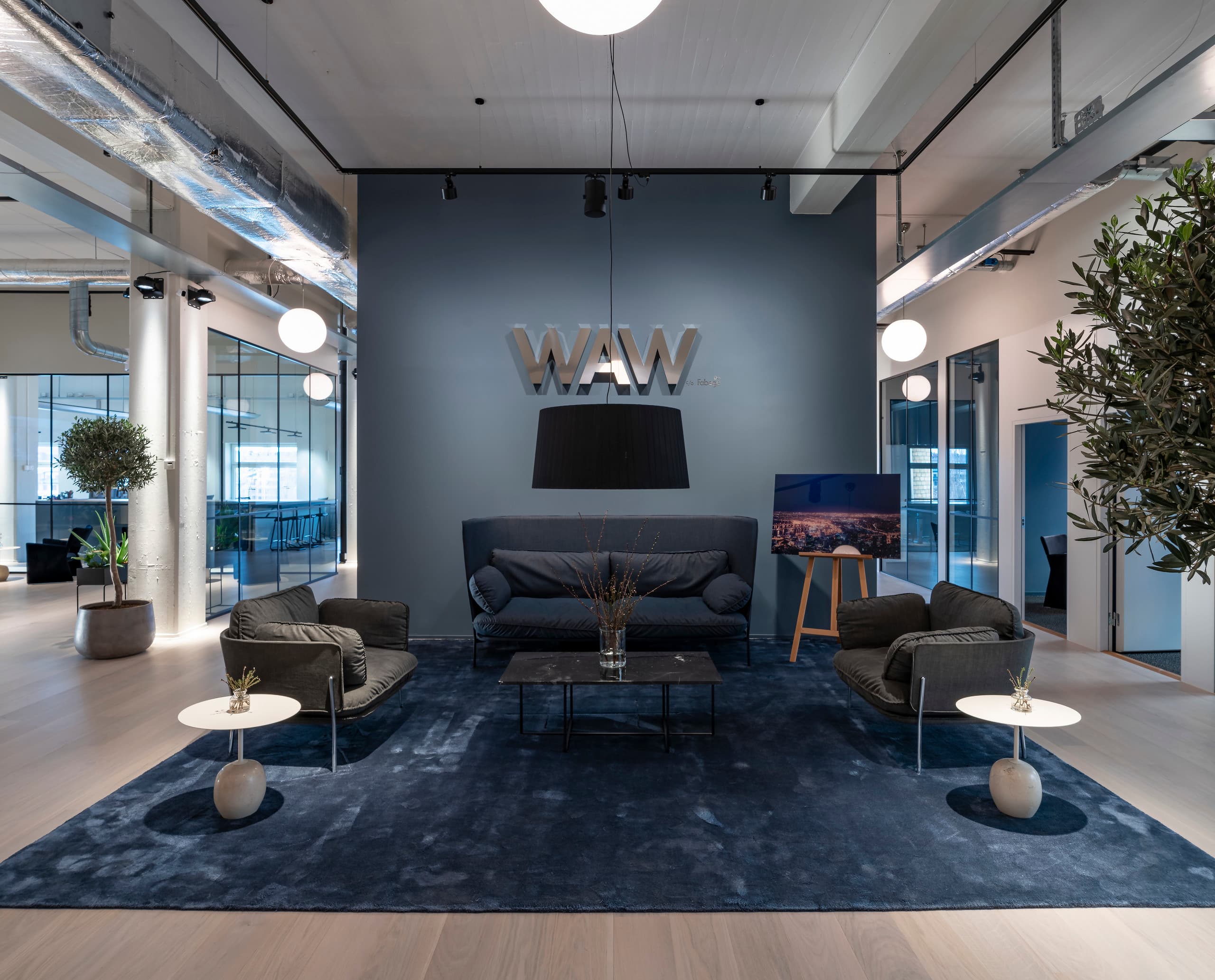 WAW-Lounge mit ERCO LED-Beleuchtung in einem modernen Büro von Fabege in Stockholm.