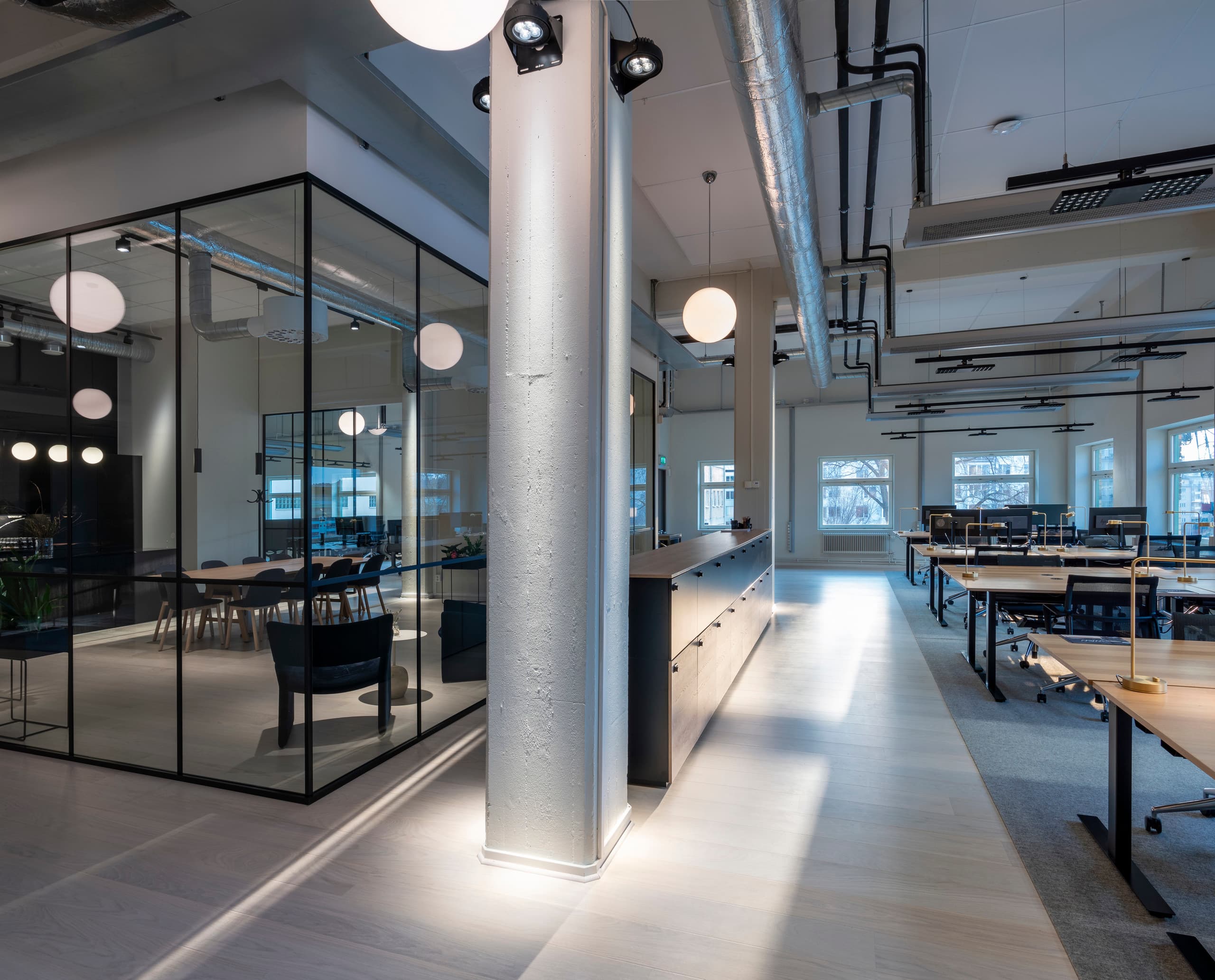 Modernes Büro von Fabege mit ERCO LED-Beleuchtung für flexibles Arbeiten in Stockholm.