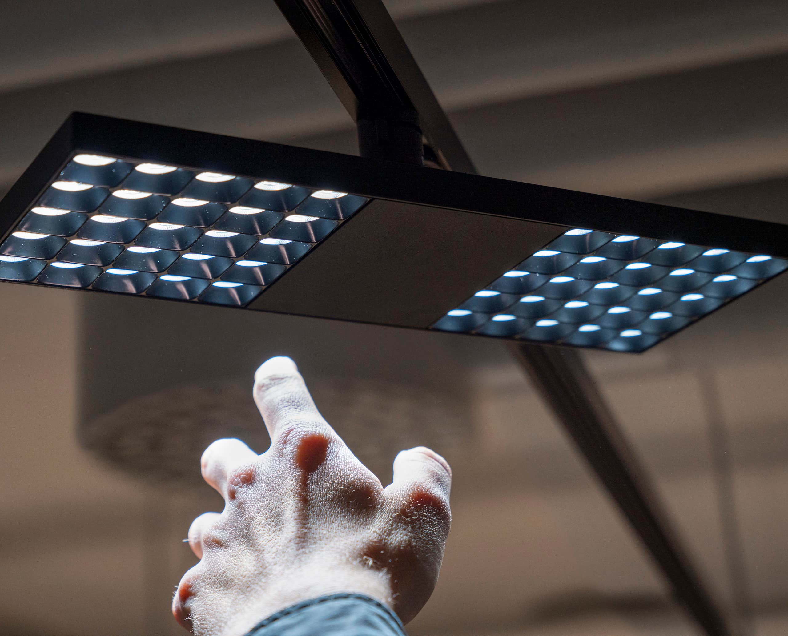 ERCO Jilly Downlight für Schienen in einem modernen Büro, flexible Bürobeleuchtung.