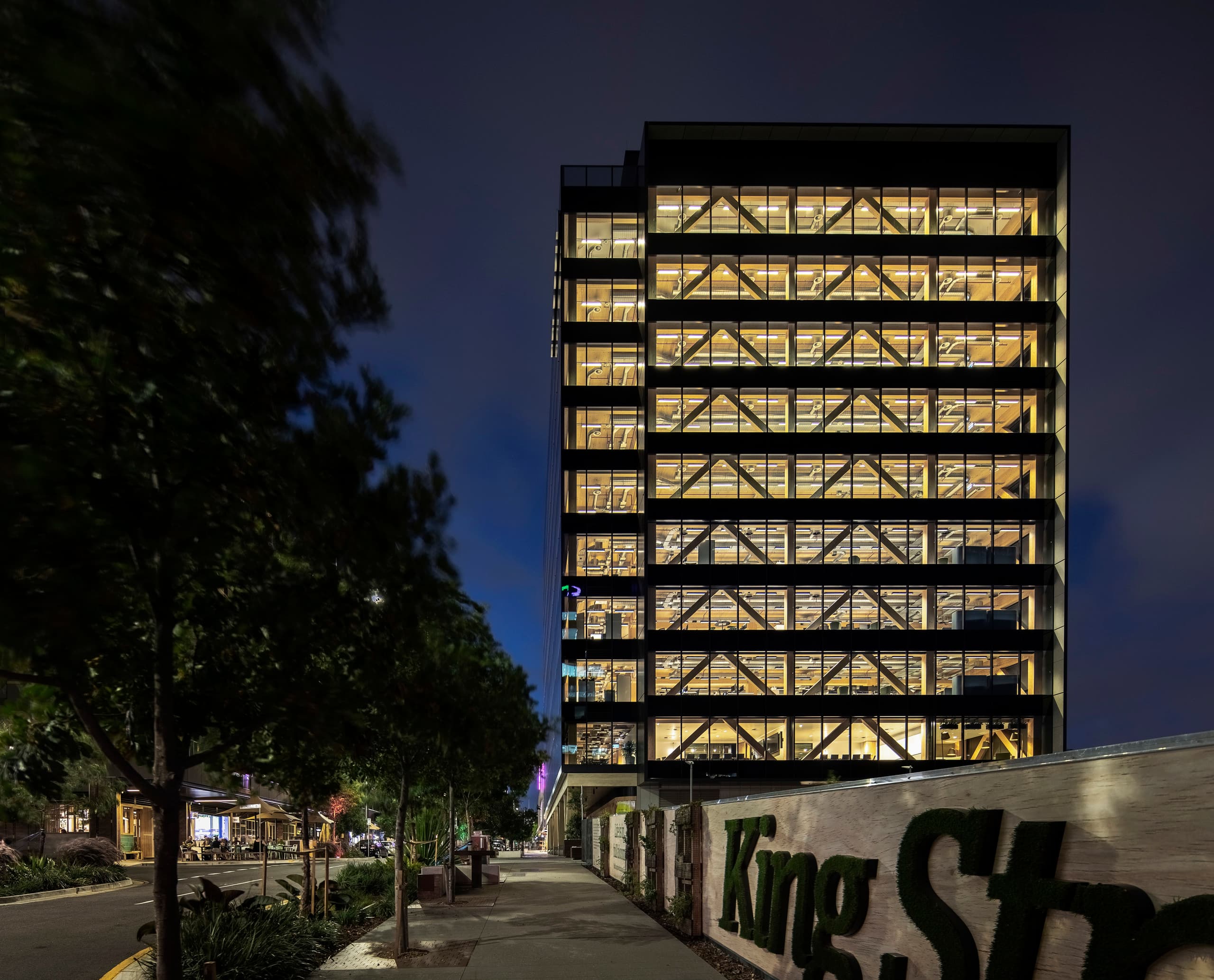 Das Timber Building in Brisbane, beleuchtet mit ERCO LED-Lichtern, ein modernes Bürogebäude.