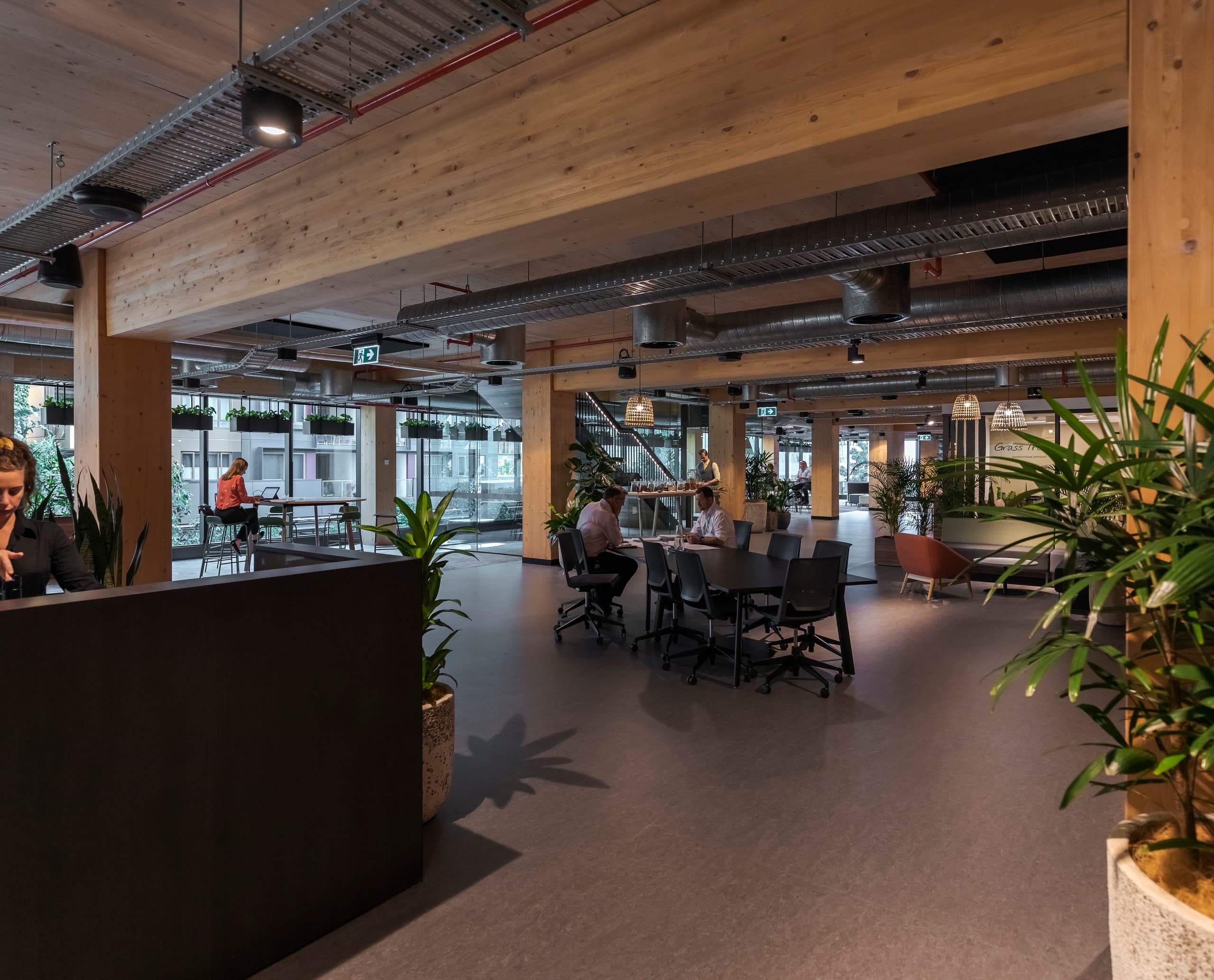 ERCO LED-Beleuchtung im Timber Building: Büroetage mit Skim Downlights für angenehme Arbeitsatmosphäre.
