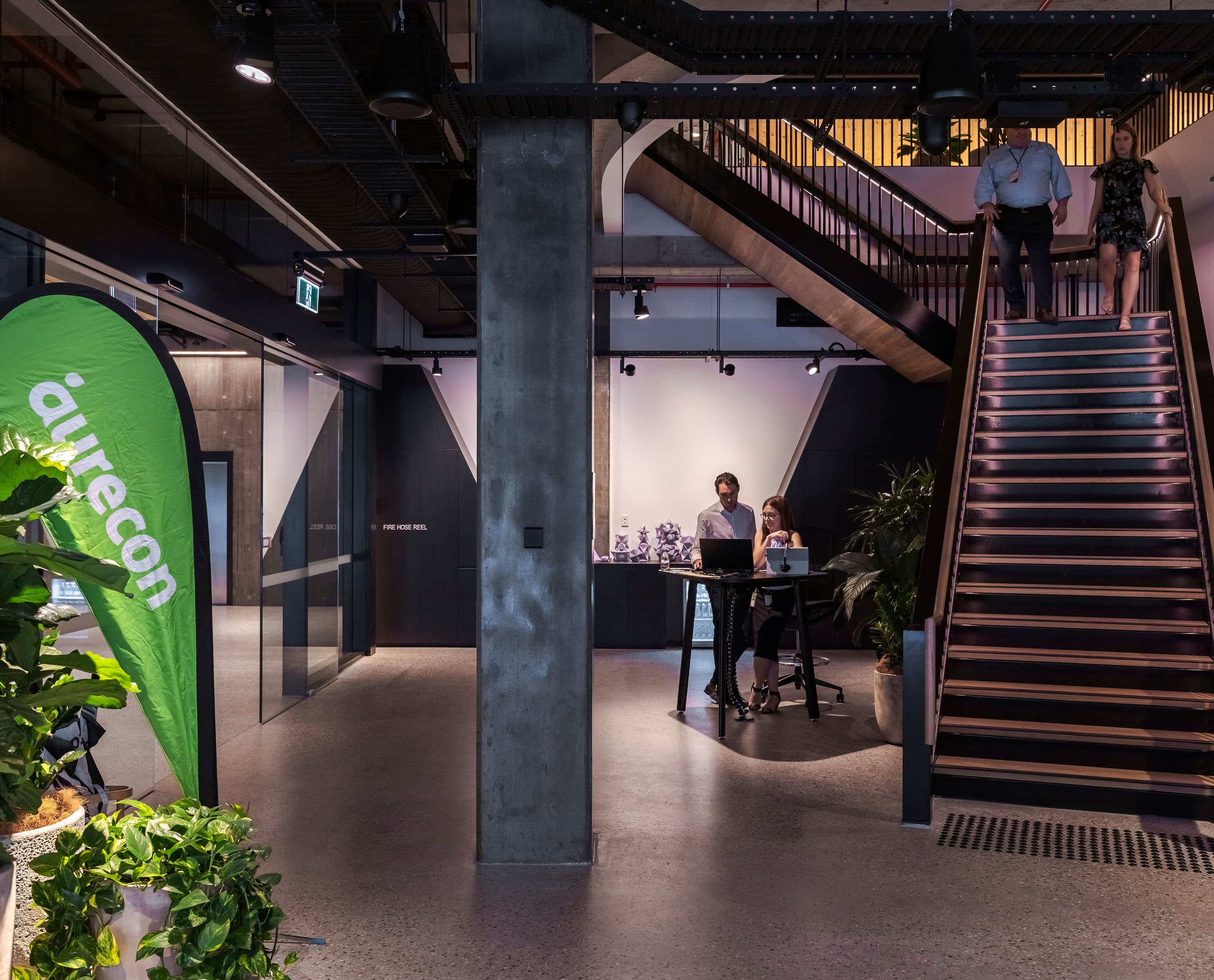 Aurecon Büro in Brisbane mit ERCO LED-Beleuchtung, die moderne Arbeitsbereiche hervorhebt.