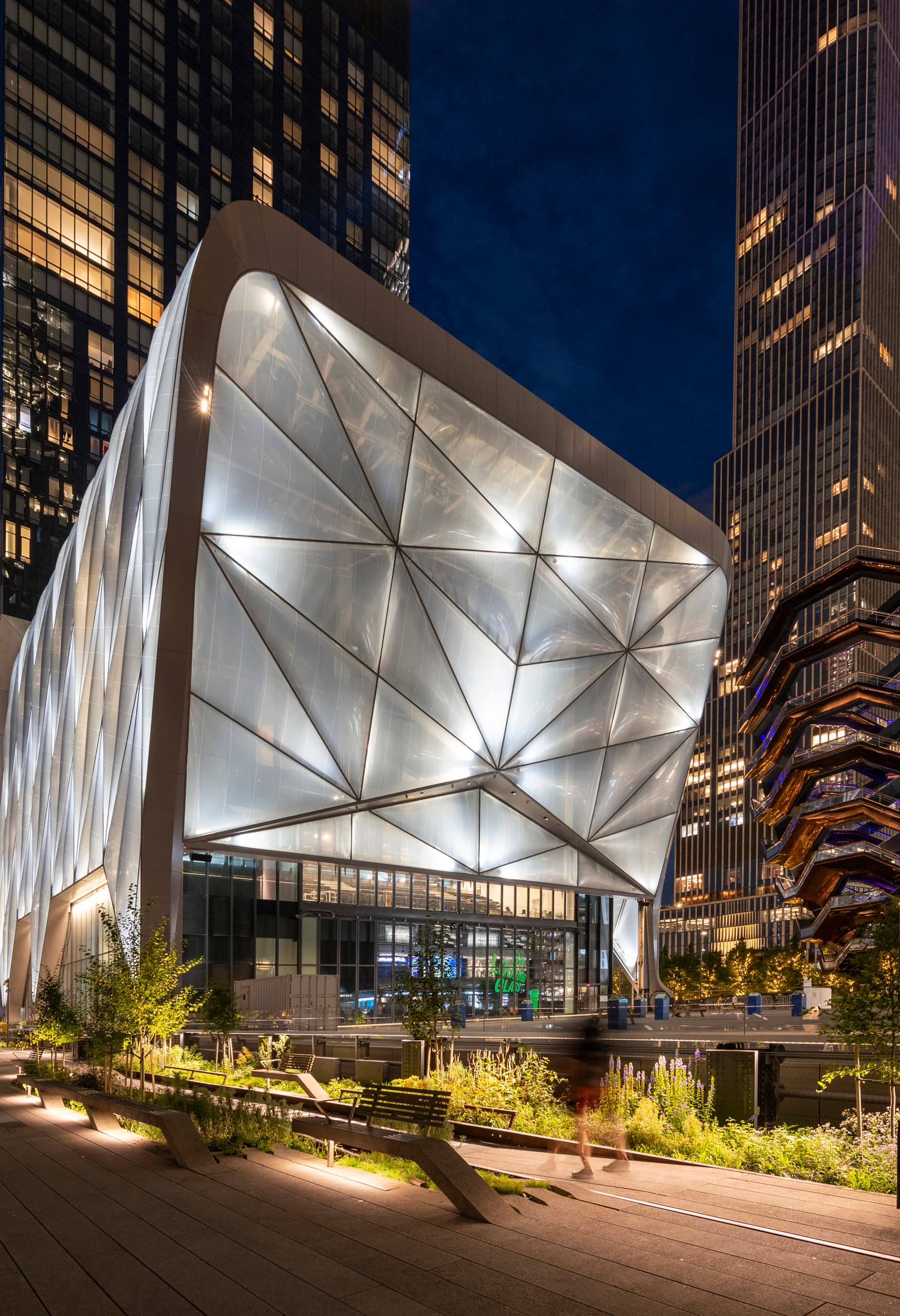 Die Shed in Hudson Yards, beleuchtet mit ERCO Grasshopper Projektoren für dynamische Veranstaltungen.