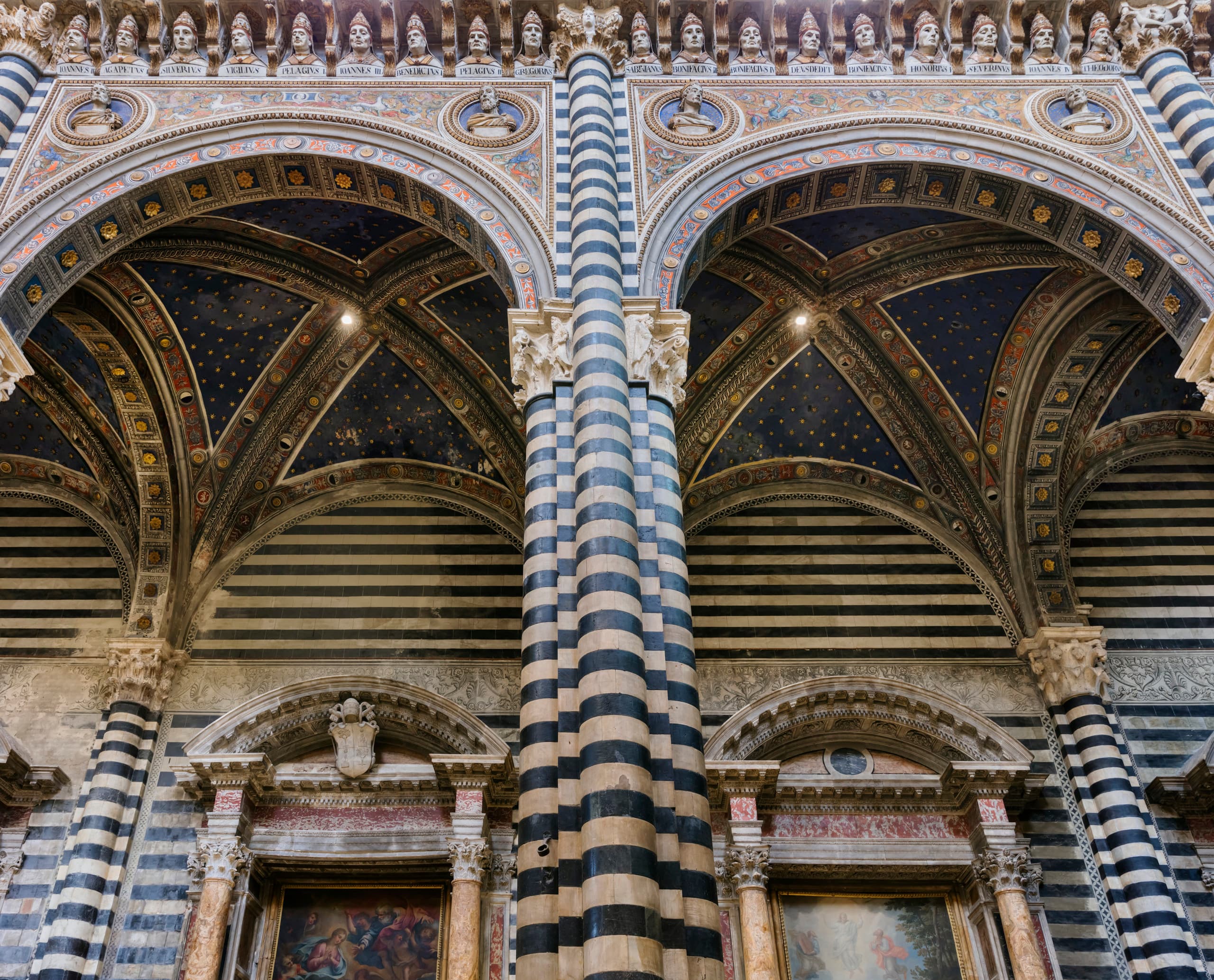 Detailaufnahme der kunstvollen Architektur des Dom von Siena, beleuchtet mit ERCO Strahlern.