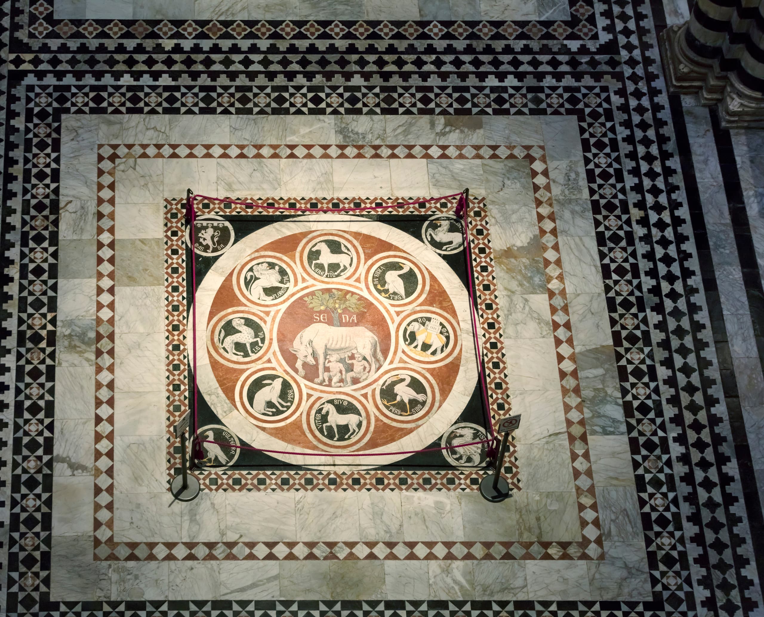 Detail des Marmorfußbodens im Dom von Siena, beleuchtet mit ERCO Strahlern.