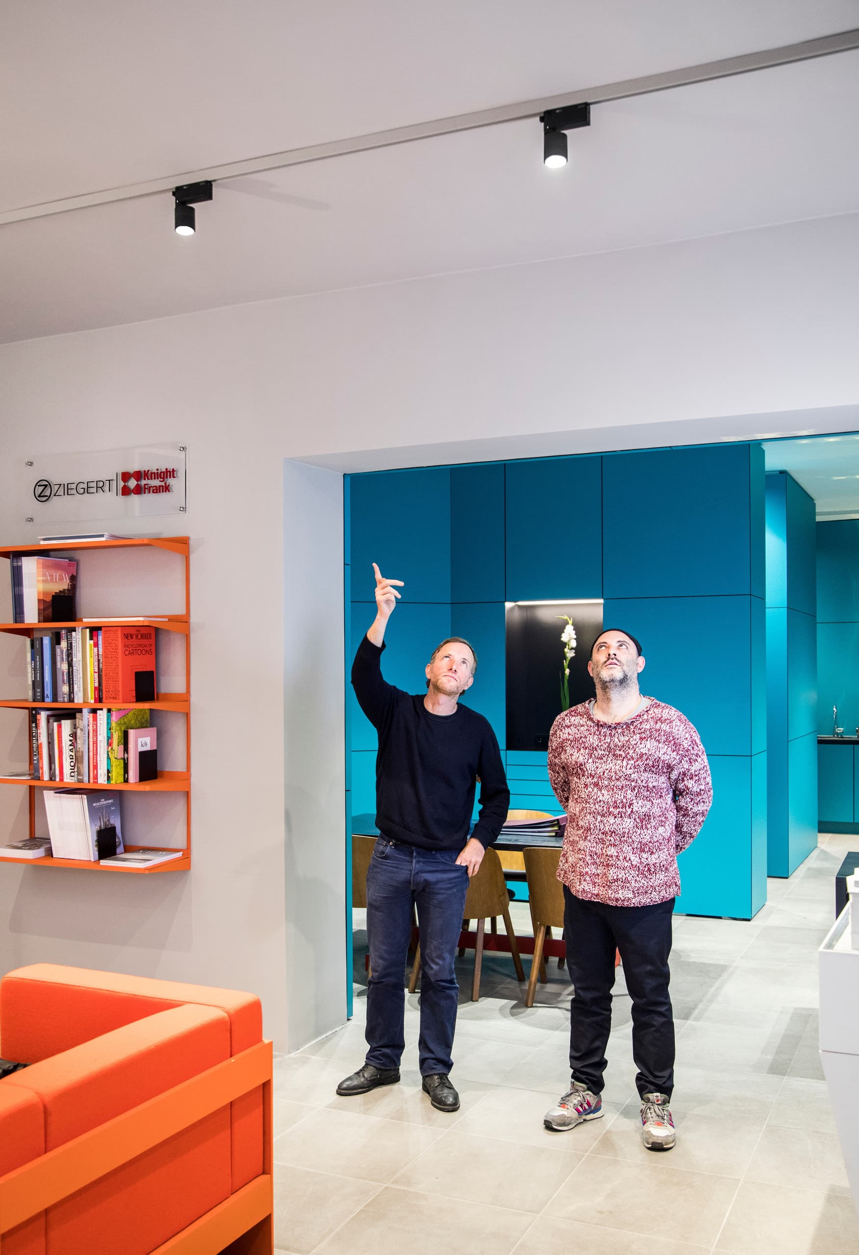 ERCO Pollux Strahler im ZIEGERT Knight Frank Shop, Frankfurt, mit Designteam bei der Lichtplanung.