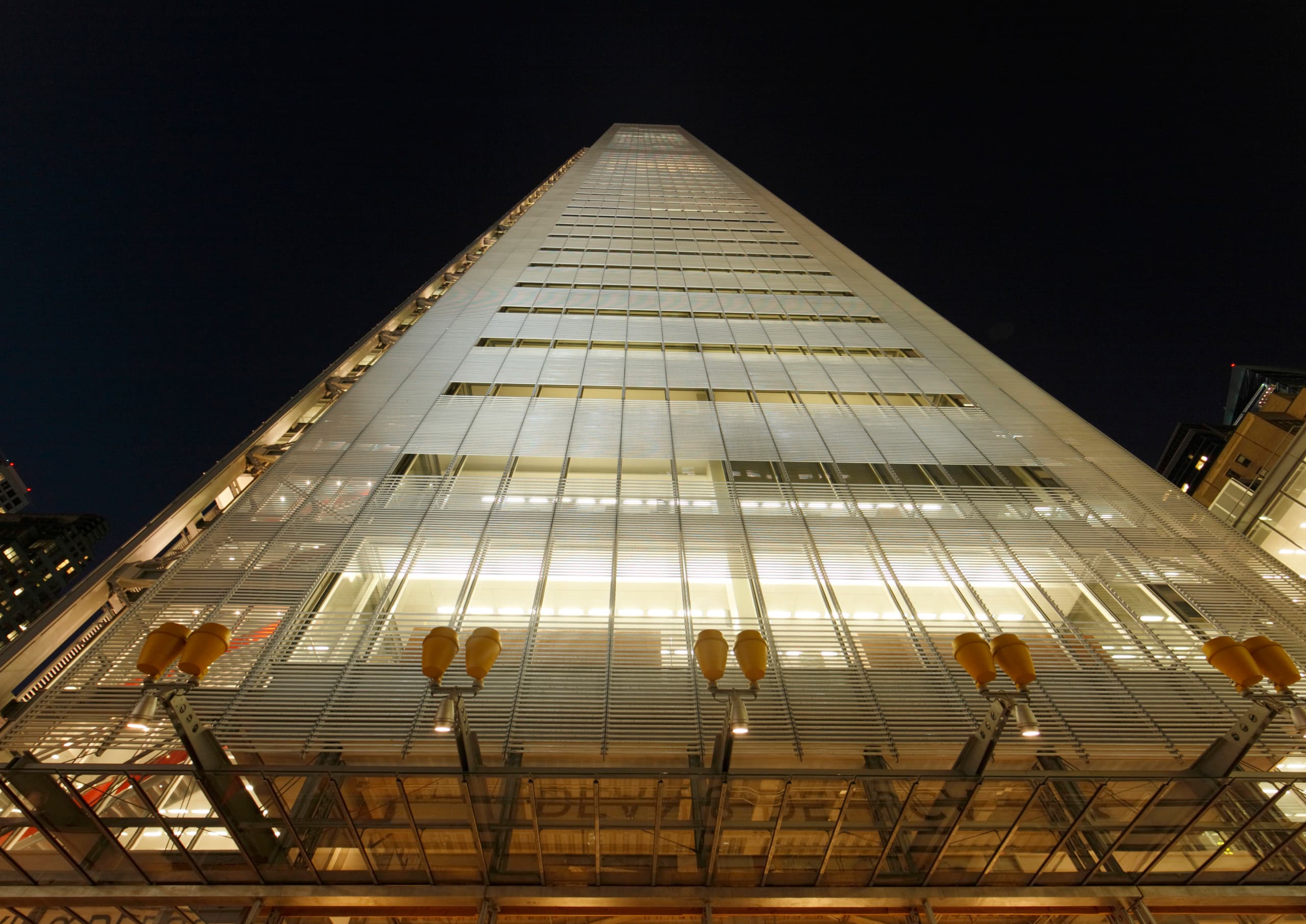 Fassadenbeleuchtung des hohen Bürogebäudes The Shard in London bei Nacht.