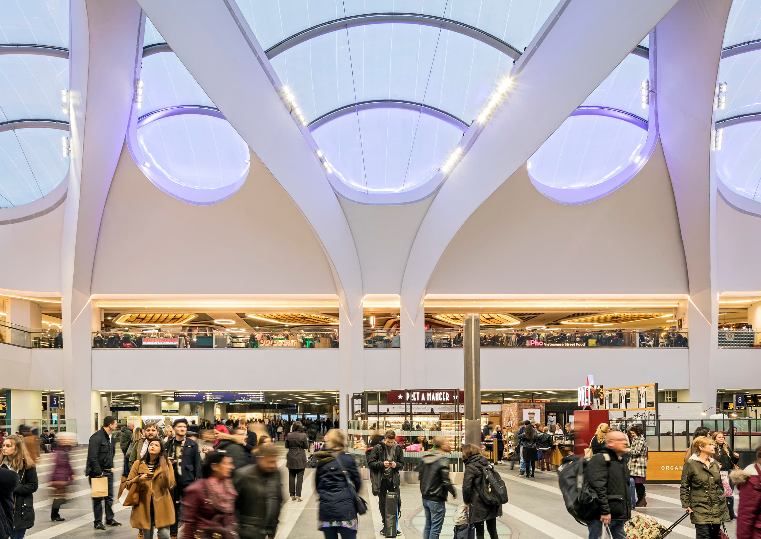 Bahnhofshalle mit ERCO Beleuchtung für Orientierung und Sicherheit der Reisenden.