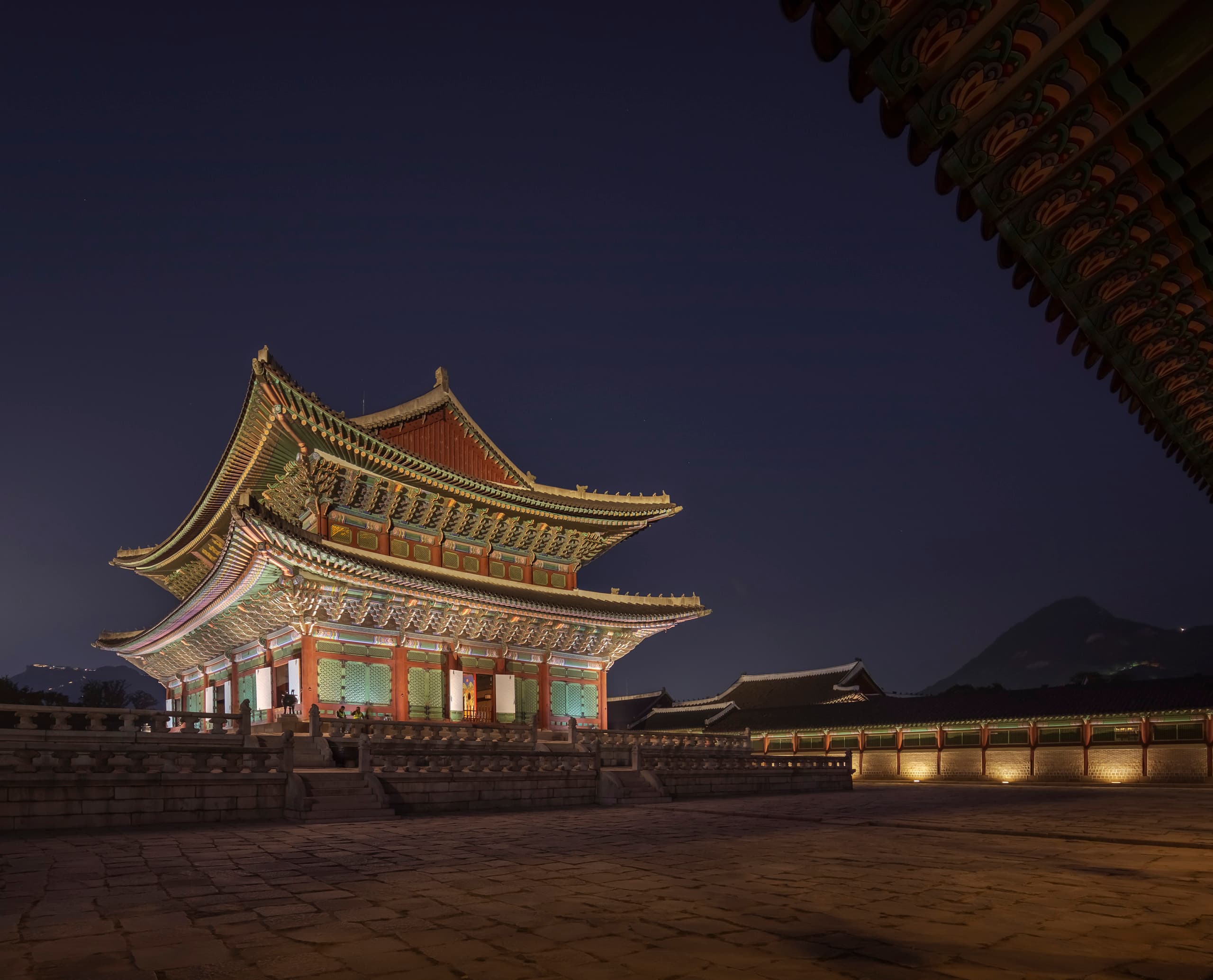 Der Gyeongbokgung Palast in Seoul, beleuchtet mit ERCO Außenleuchten.