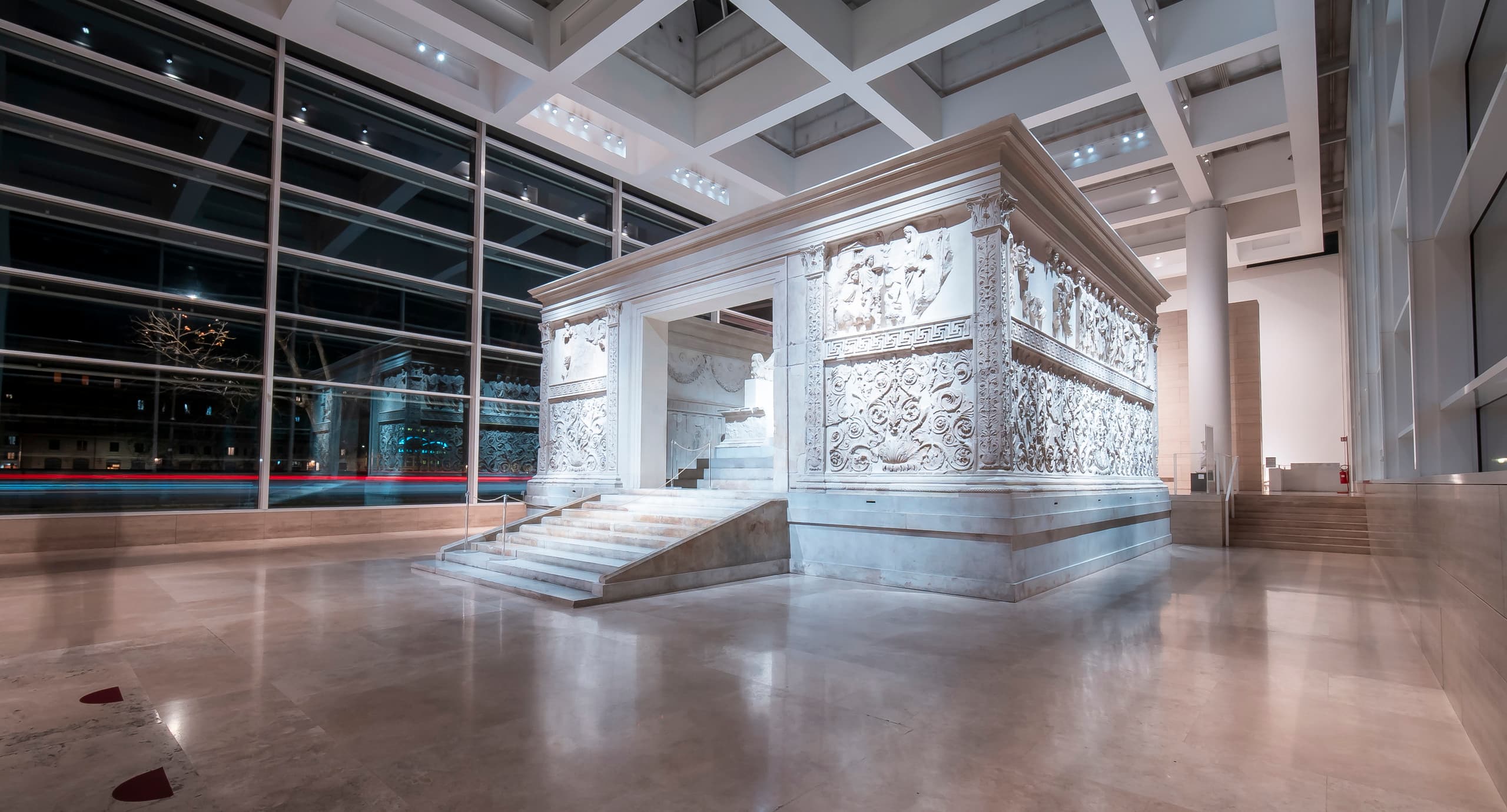 Ara Pacis Museum Rom: Der Altar des Friedens, beleuchtet mit ERCO LED-Strahlern für verbesserte Wahrnehmung.