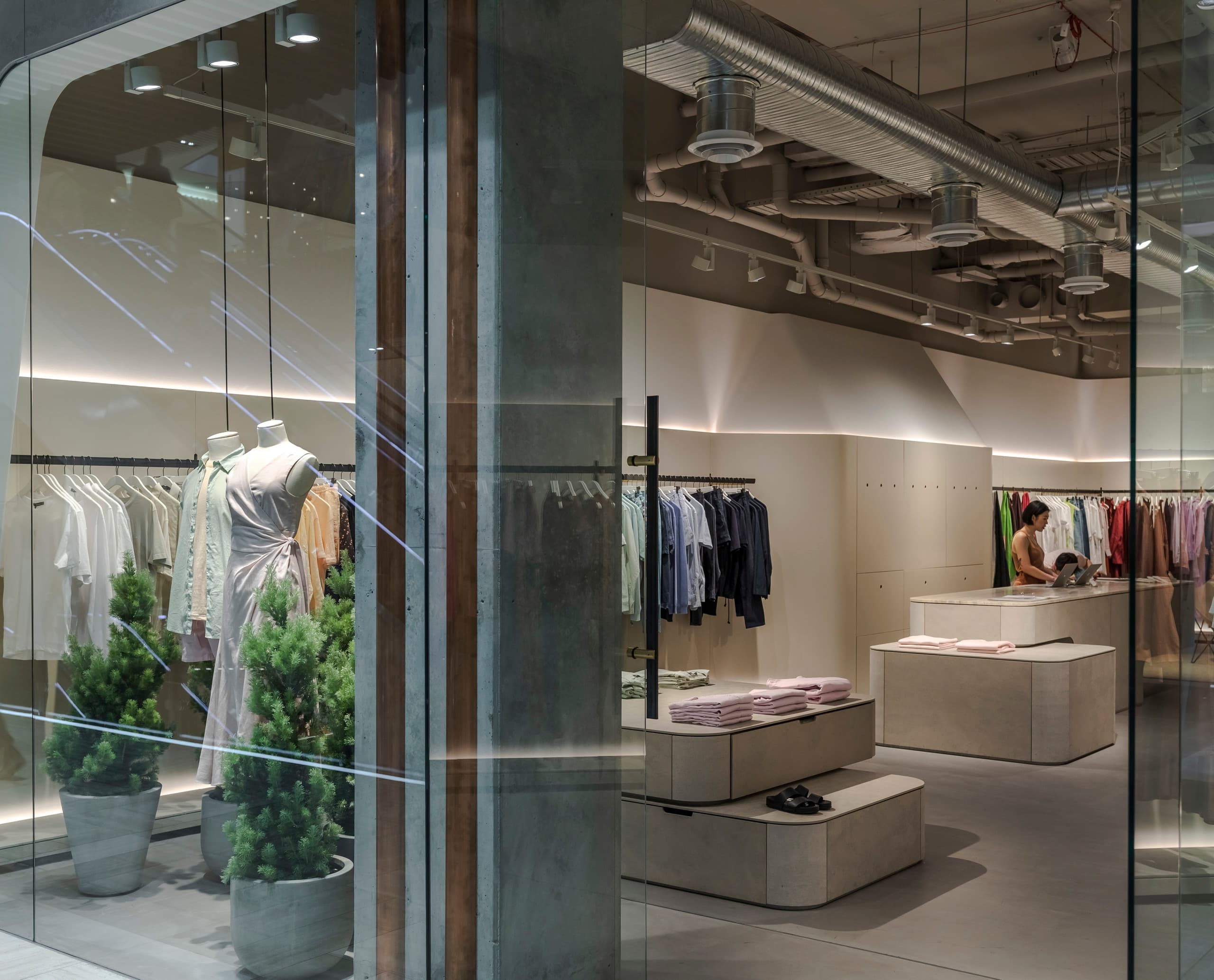 ERCO Optec Strahler im Jac + Jack Store in Melbourne setzen Mode mit präziser Farbwiedergabe in Szene.