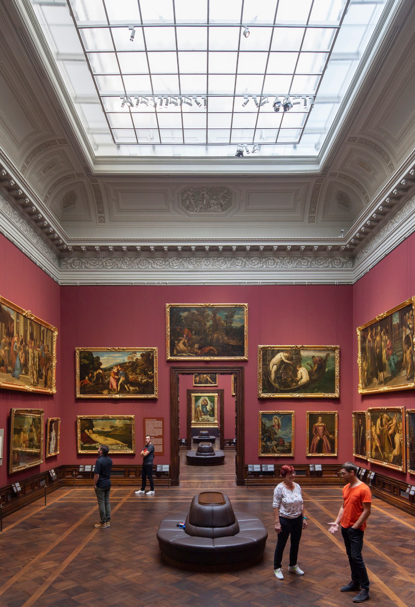 ERCO LED-Strahler in der Gemäldegalerie Alte Meister, Dresden, beleuchten Kunstwerke und schaffen eine opulente Atmosphäre.