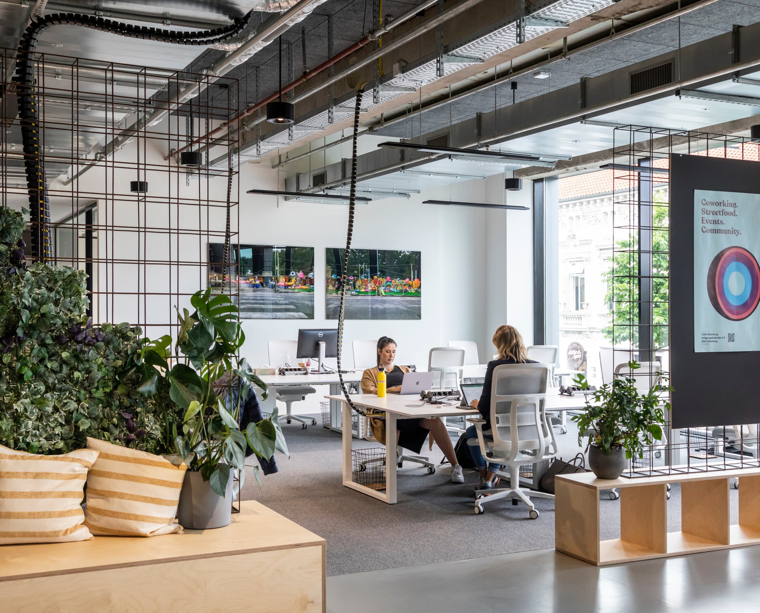 Flexibles ERCO LED-Licht in einem modernen Co-Working Space für anpassbare Arbeitsbereiche.