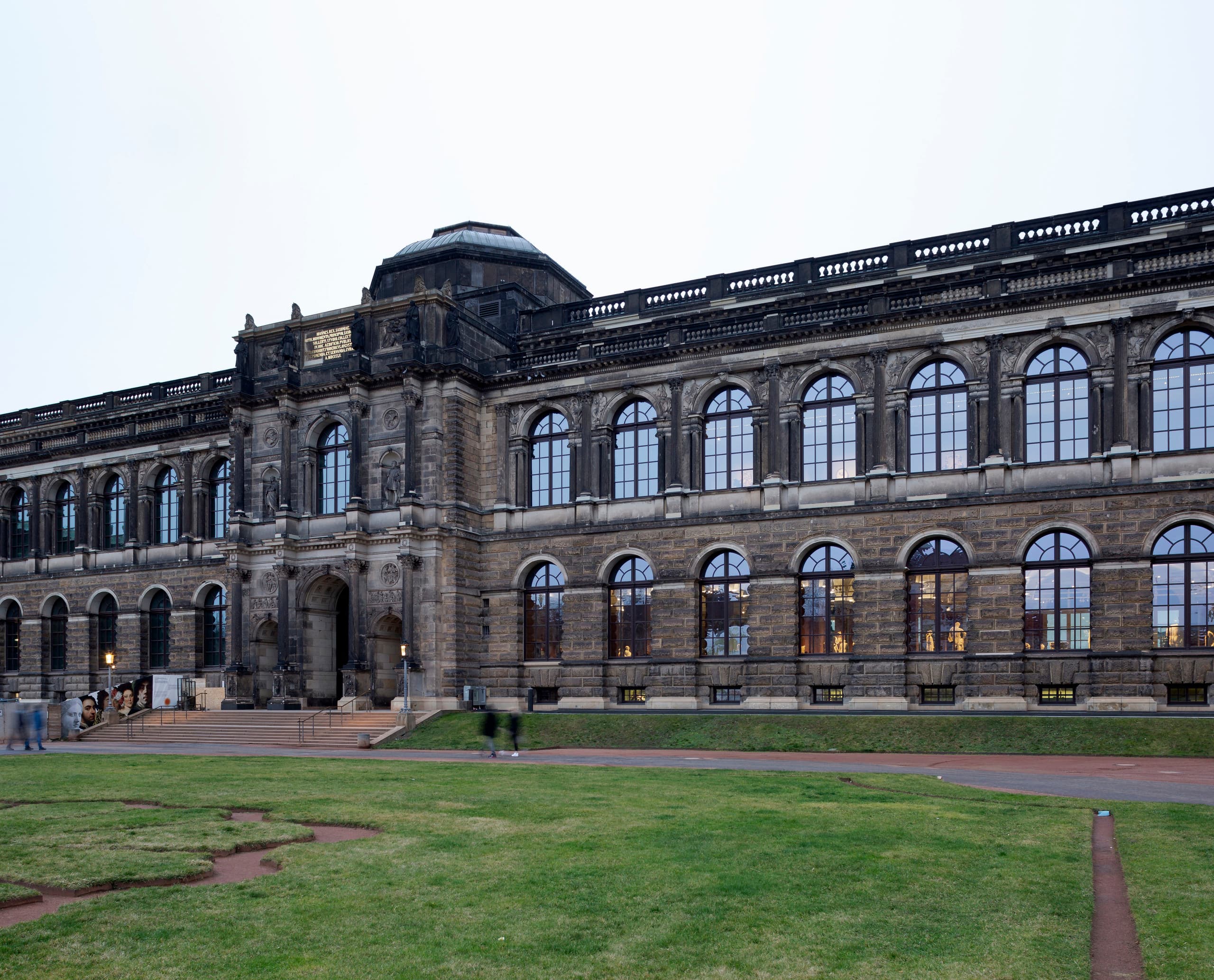 Die Gemäldegalerie Alte Meister in Dresden, beleuchtet mit ERCO LED-Strahlern.