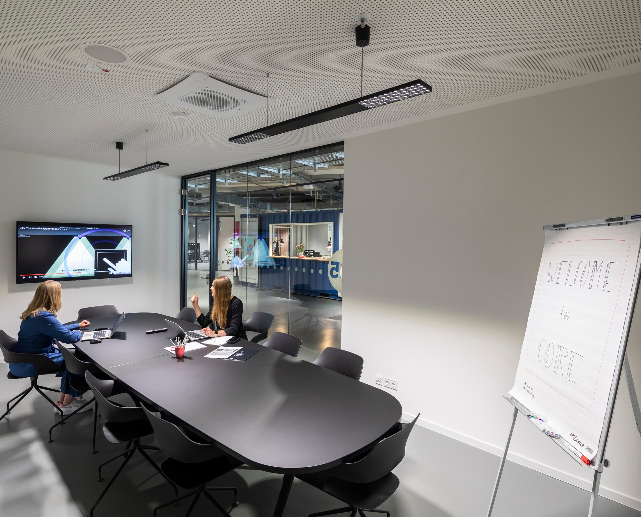 ERCO LED-Leuchten in einem flexiblen Co-Working Space für anpassbare Beleuchtung.