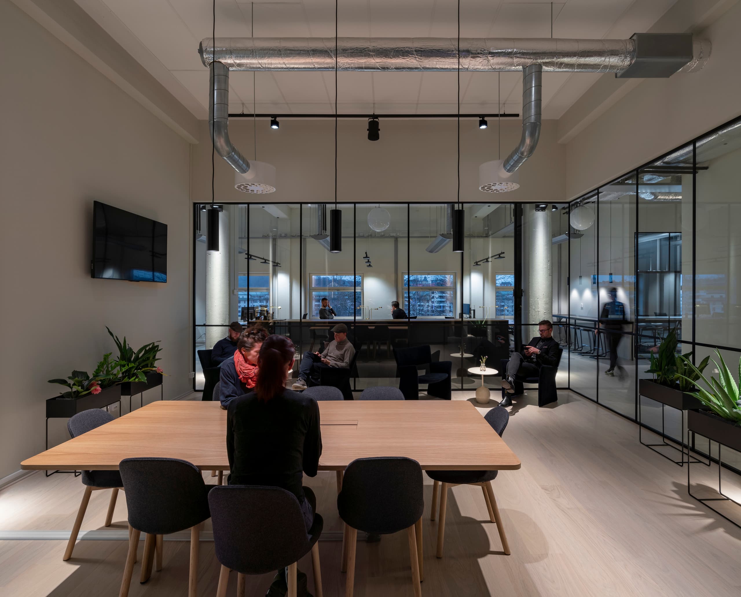 Flexibles ERCO LED-Licht in einem modernen Co-Working Space mit Jilly Downlights für eine anpassbare Beleuchtung.