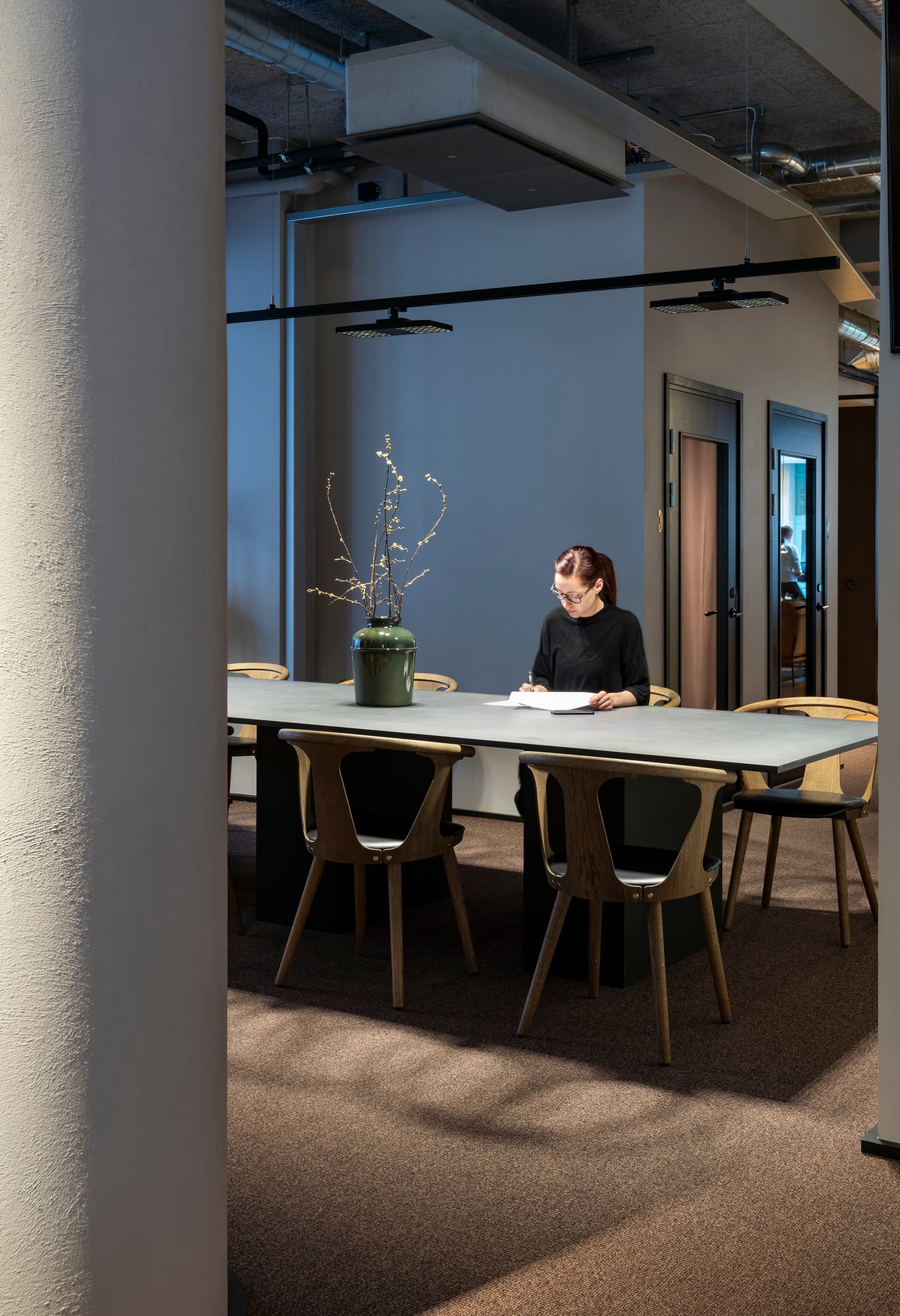 ERCO Jilly Downlights beleuchten einen Co-Working-Space mit flexiblen Arbeitsplätzen.