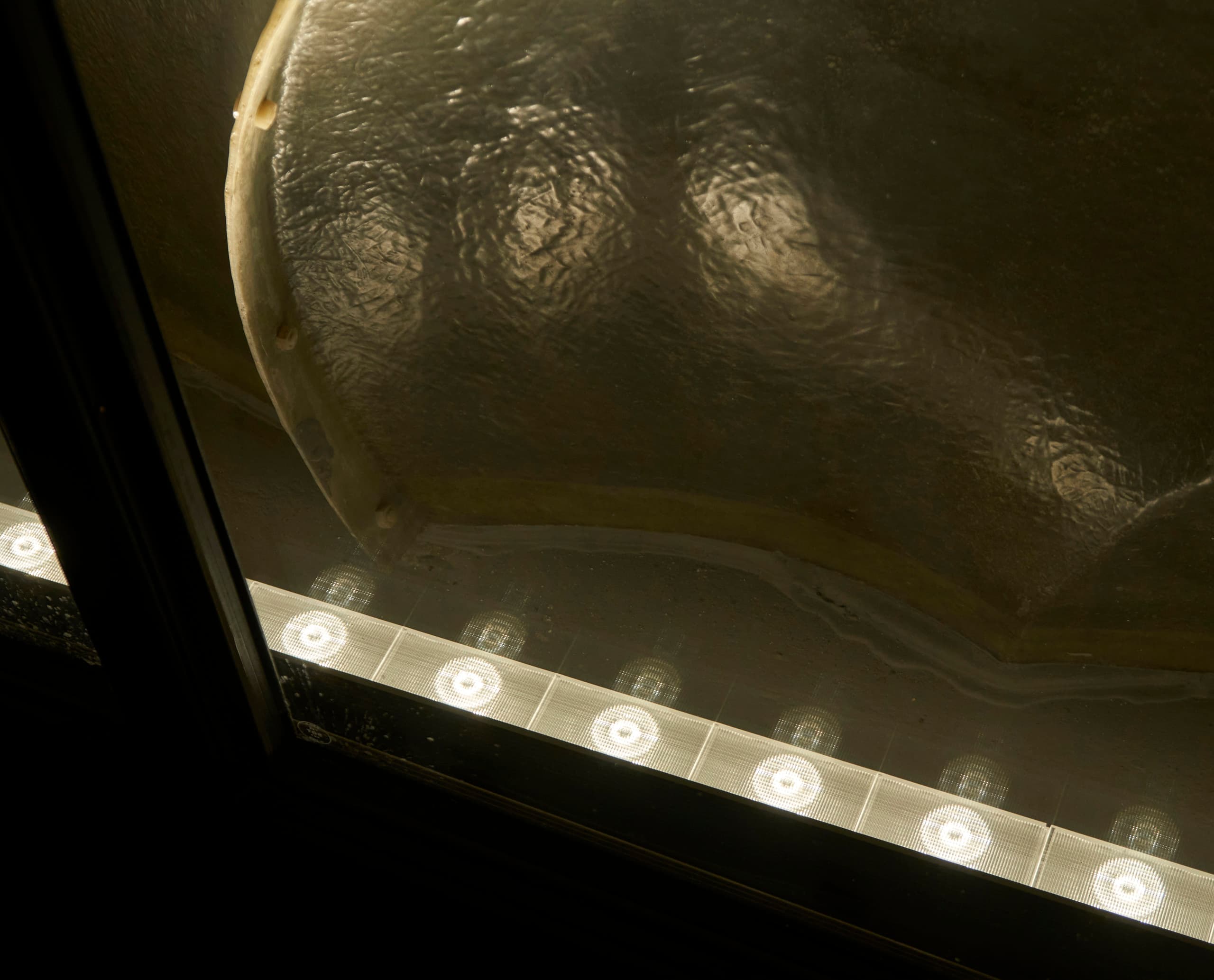 ERCO Lightgap Wandfluter beleuchten die Polyesterharzwände im Düsseldorfer Schauspielhaus.