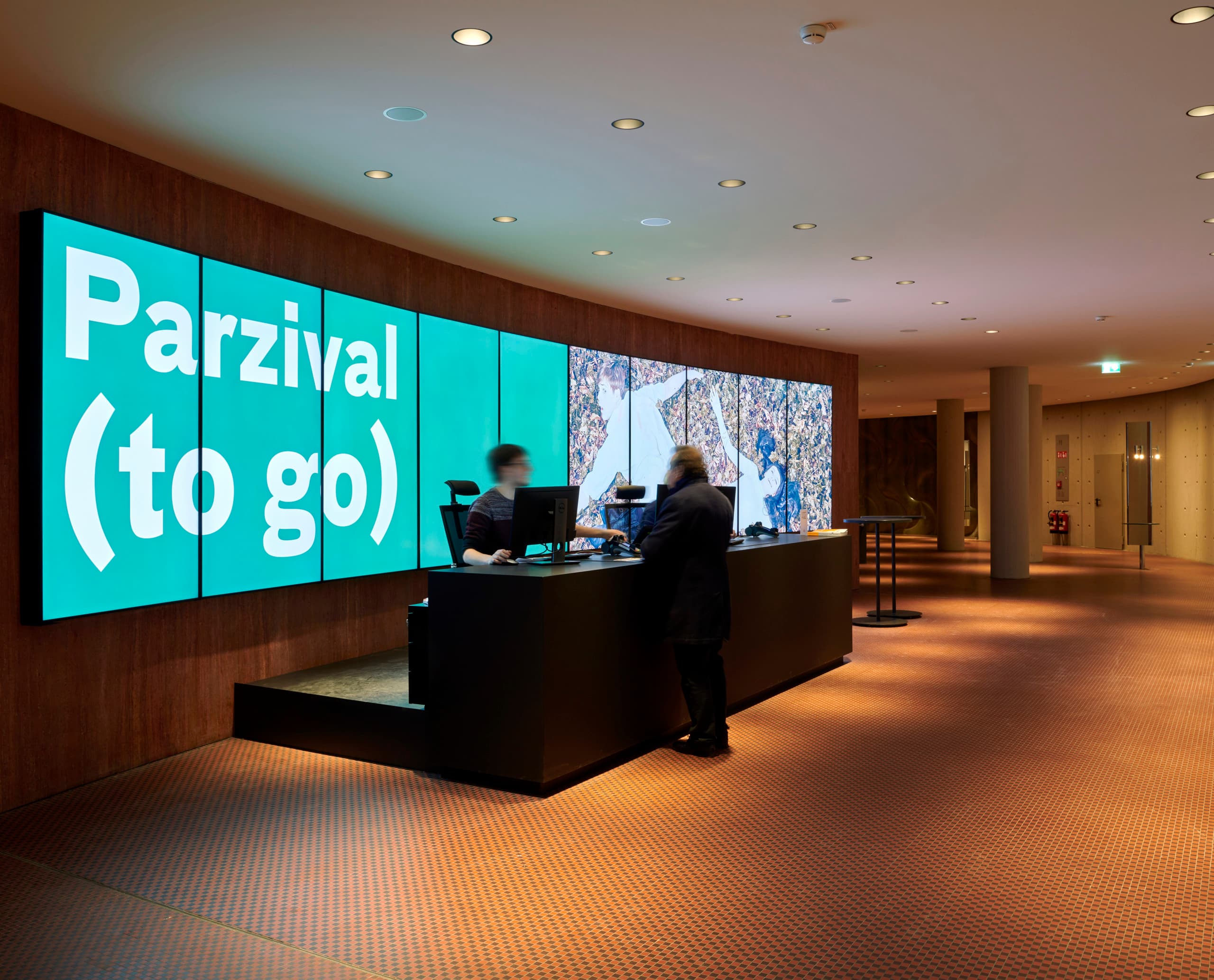 Schauspielhaus Düsseldorf Foyer mit ERCO LED-Beleuchtung und 'Parzival (to go)' Anzeige.