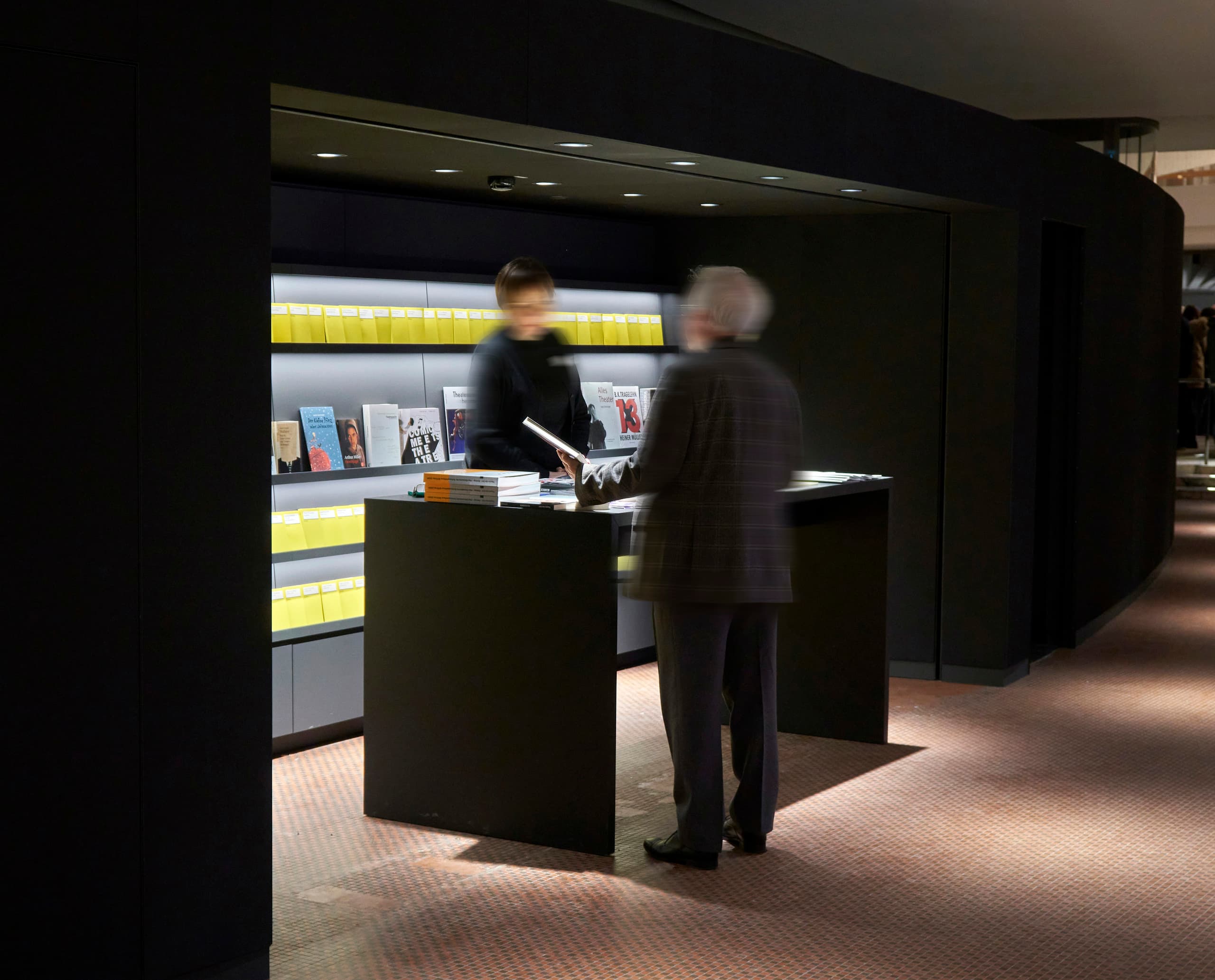 Schauspielhaus Düsseldorf: Buchverkauf mit ERCO LED-Beleuchtung im Foyer.