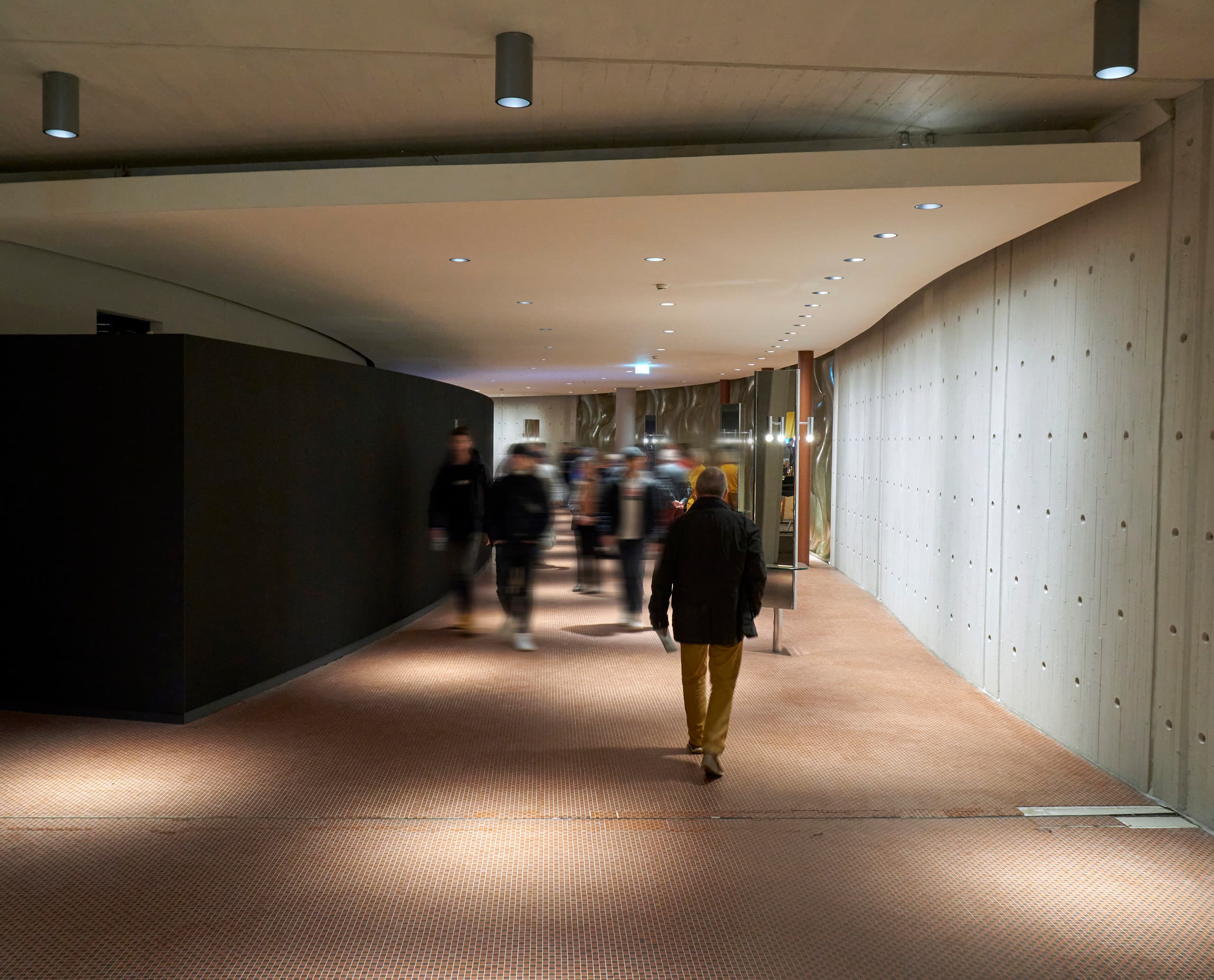ERCO LED-Beleuchtung im Düsseldorfer Schauspielhaus, Flur mit Deckenleuchten.
