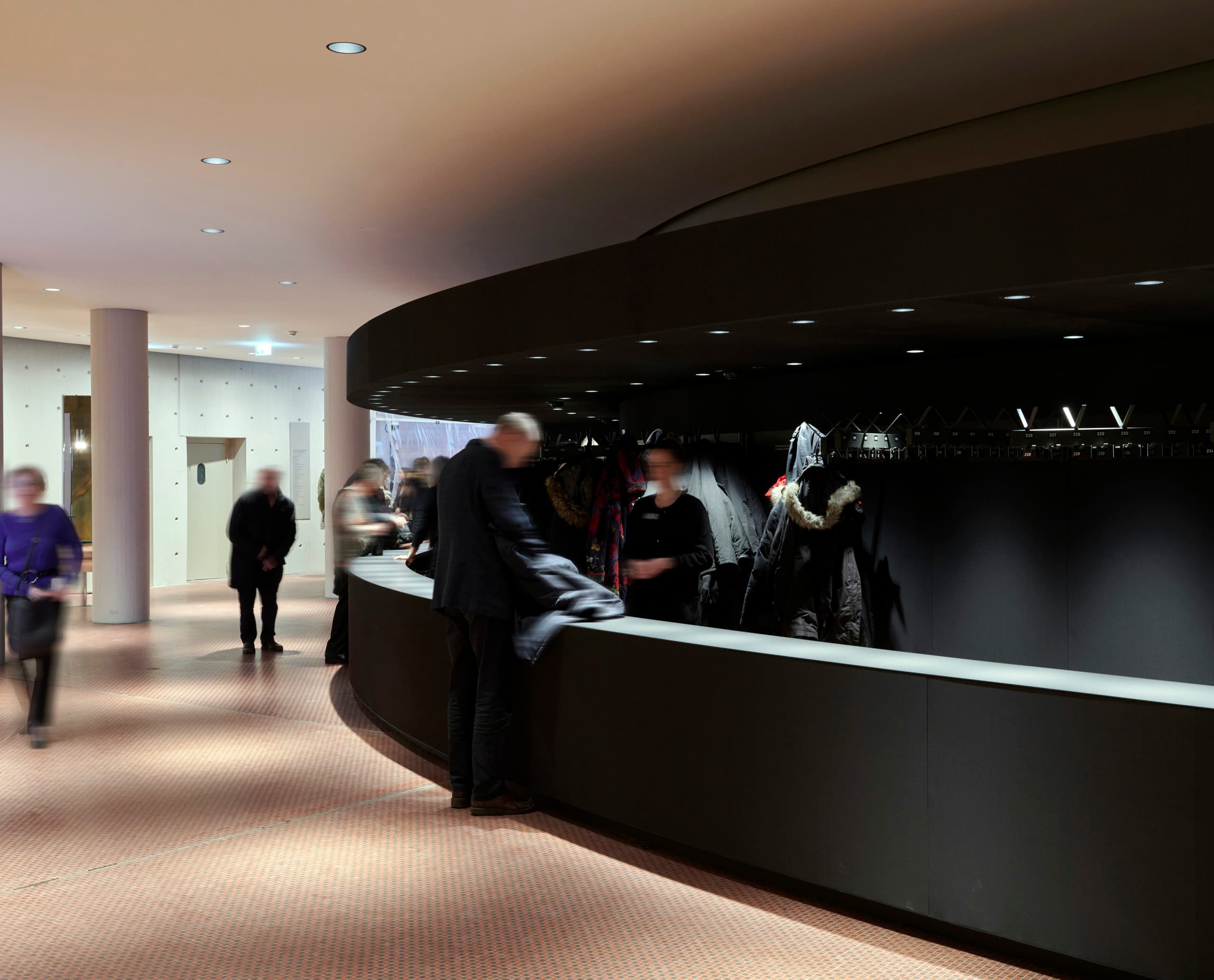 ERCO LED-Beleuchtung im Düsseldorfer Schauspielhaus: Garderobe mit Kona Strahlern und warmweissem Licht.