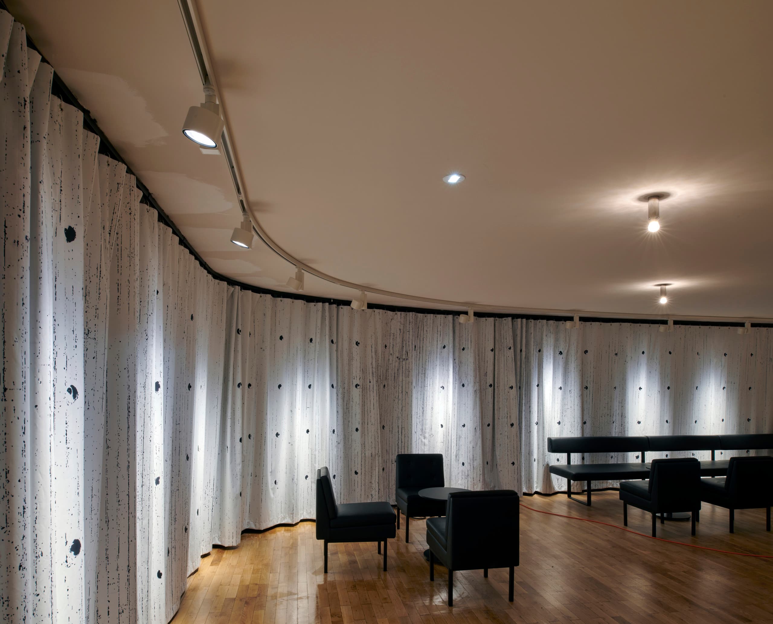 ERCO LED-Beleuchtung im Düsseldorfer Schauspielhaus mit individuell angepassten Strahlern.