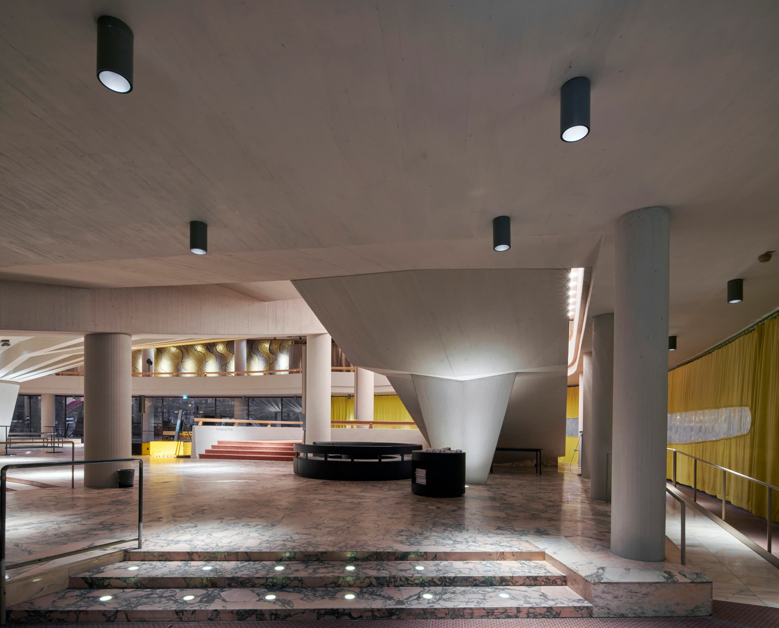 ERCO LED-Beleuchtung im Düsseldorfer Schauspielhaus, die architektonische Details hervorhebt.