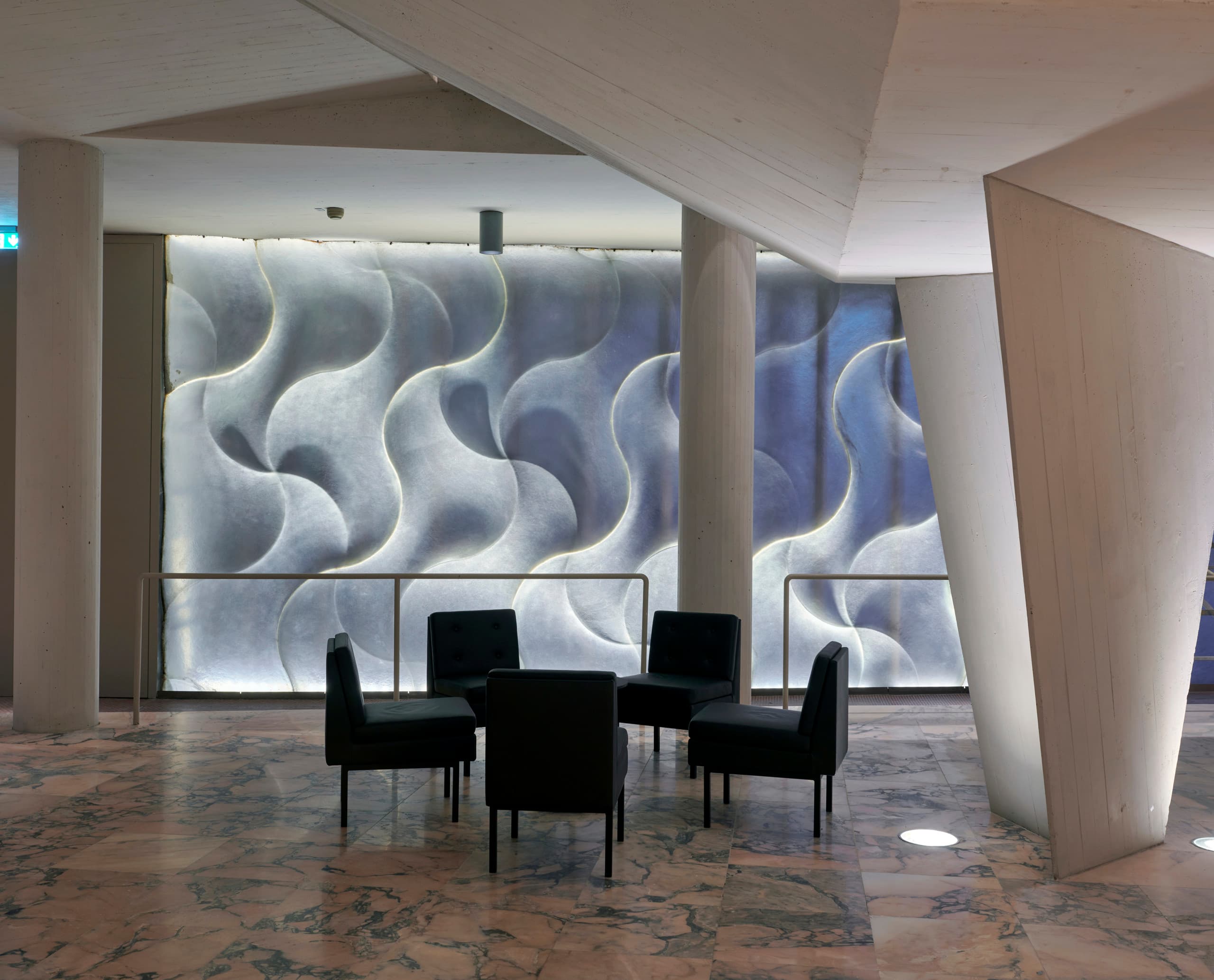 Schauspielhaus Düsseldorf Foyer mit ERCO LED-Beleuchtung und Sitzbereich.