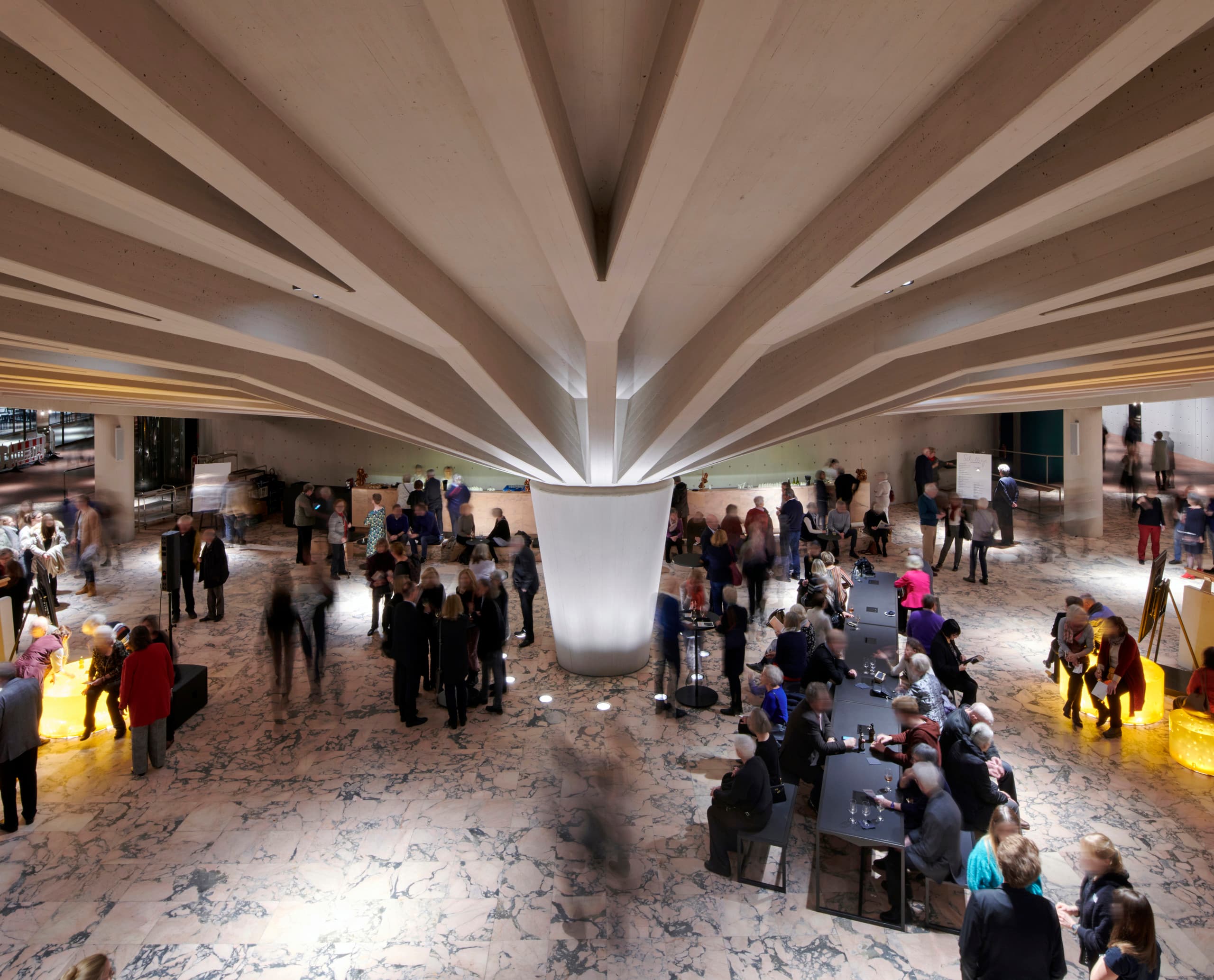 Schauspielhaus Düsseldorf Foyer mit ERCO LED-Beleuchtung und Besuchern.