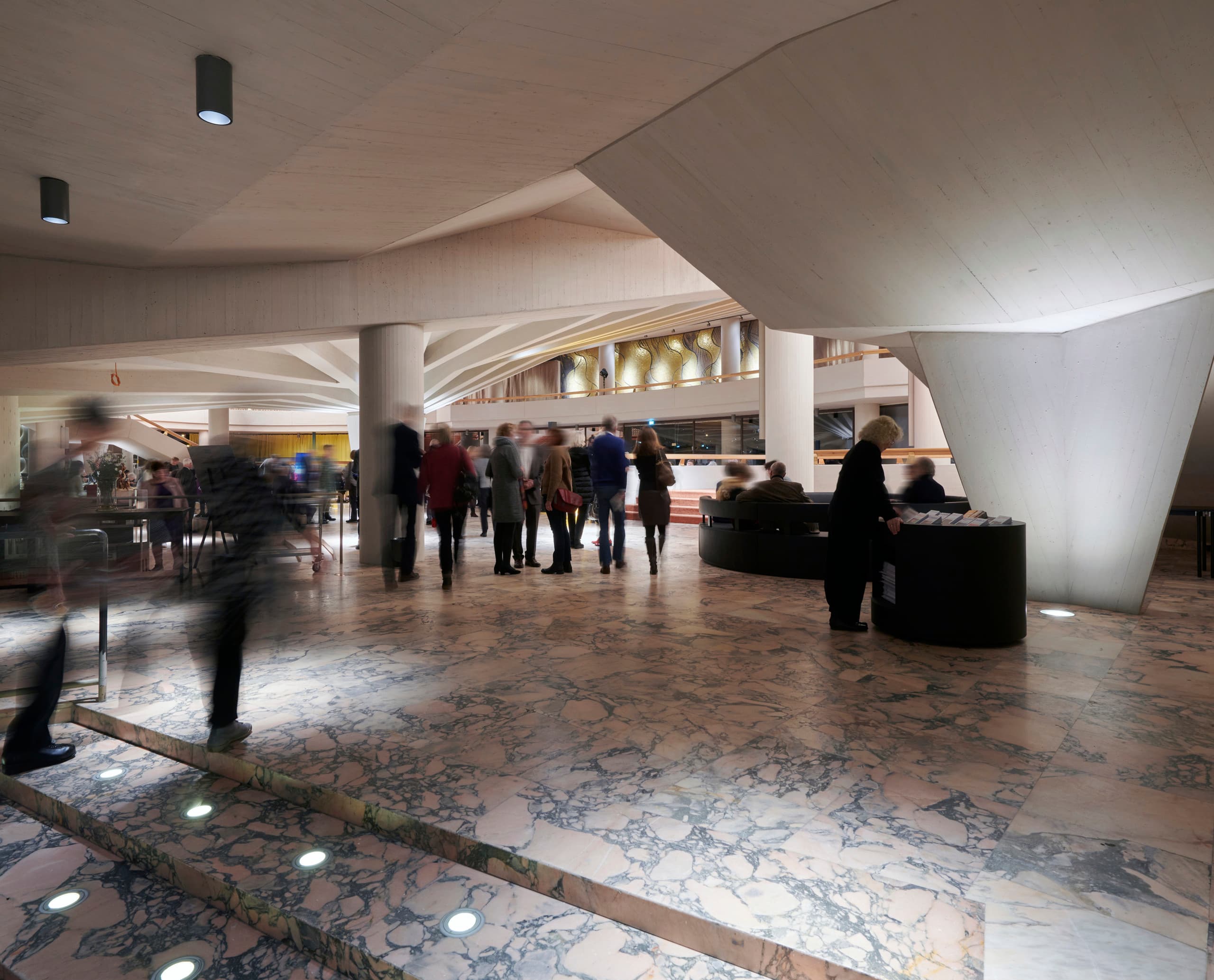 Schauspielhaus Düsseldorf Foyer mit ERCO LED-Beleuchtung und Marmorboden.