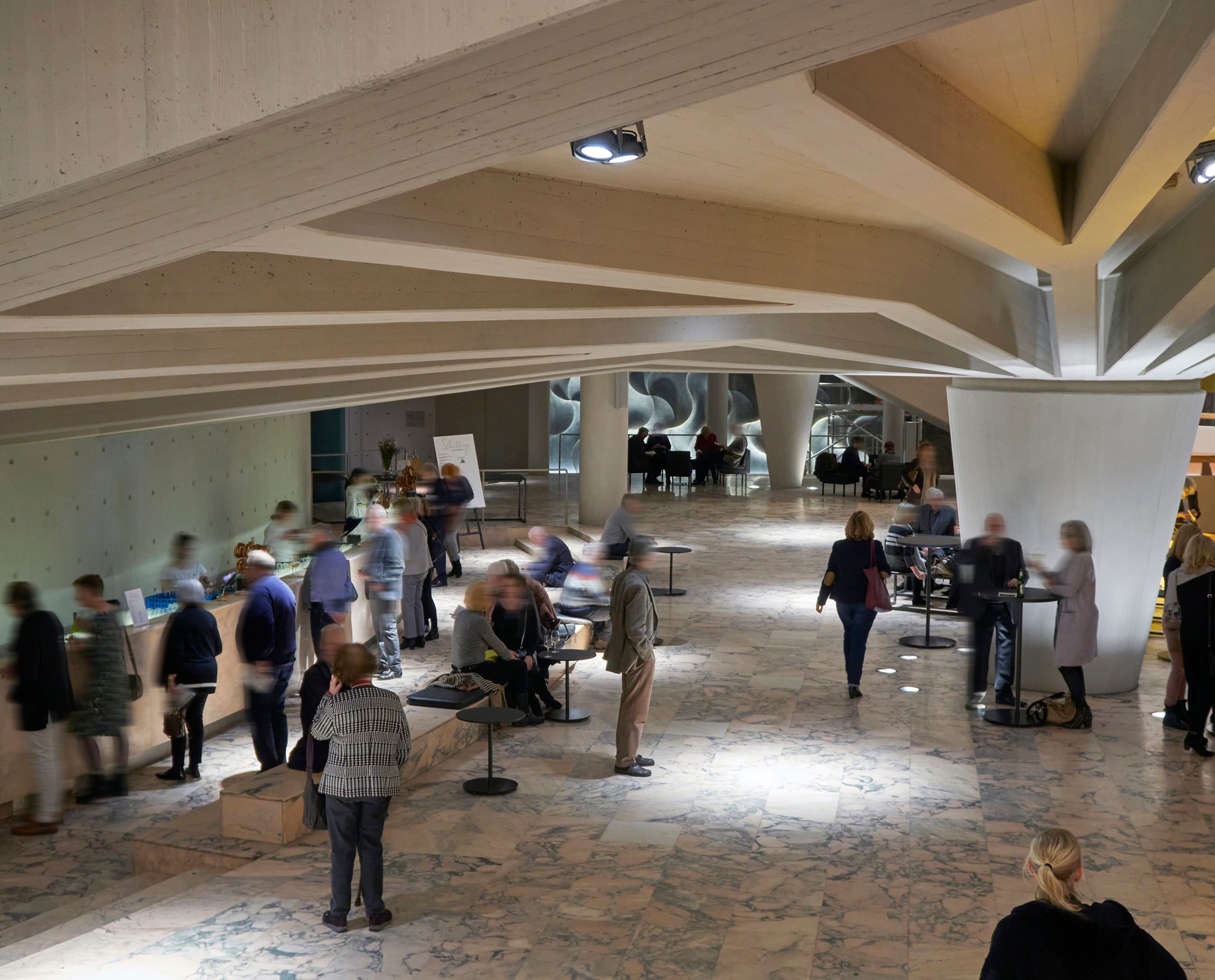 Schauspielhaus Düsseldorf Foyer mit ERCO LED-Beleuchtung und Besuchern.
