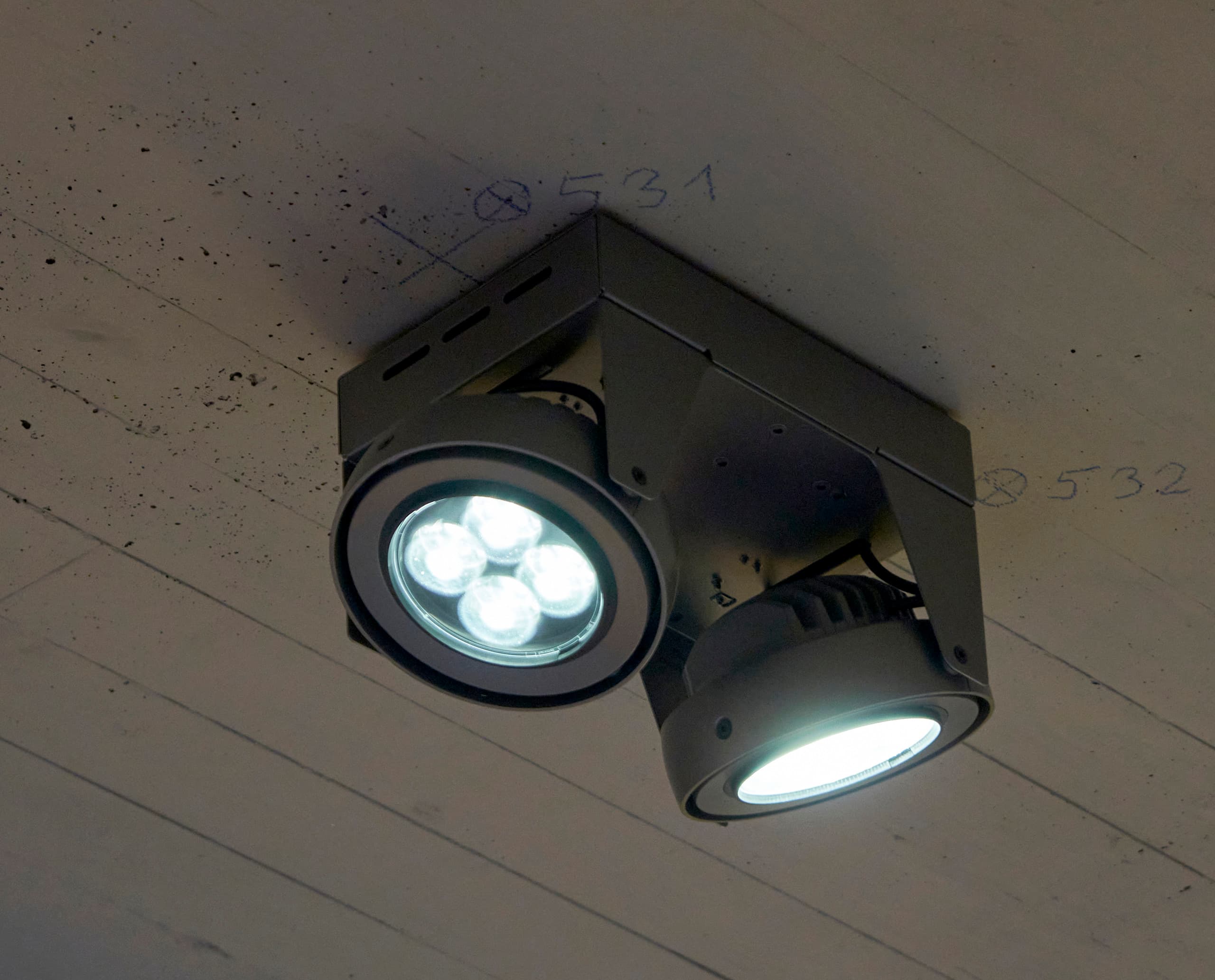 ERCO Strahler-Duo: Individuelle LED-Lichtlösung für das Düsseldorfer Schauspielhaus, gerichtetes Licht.