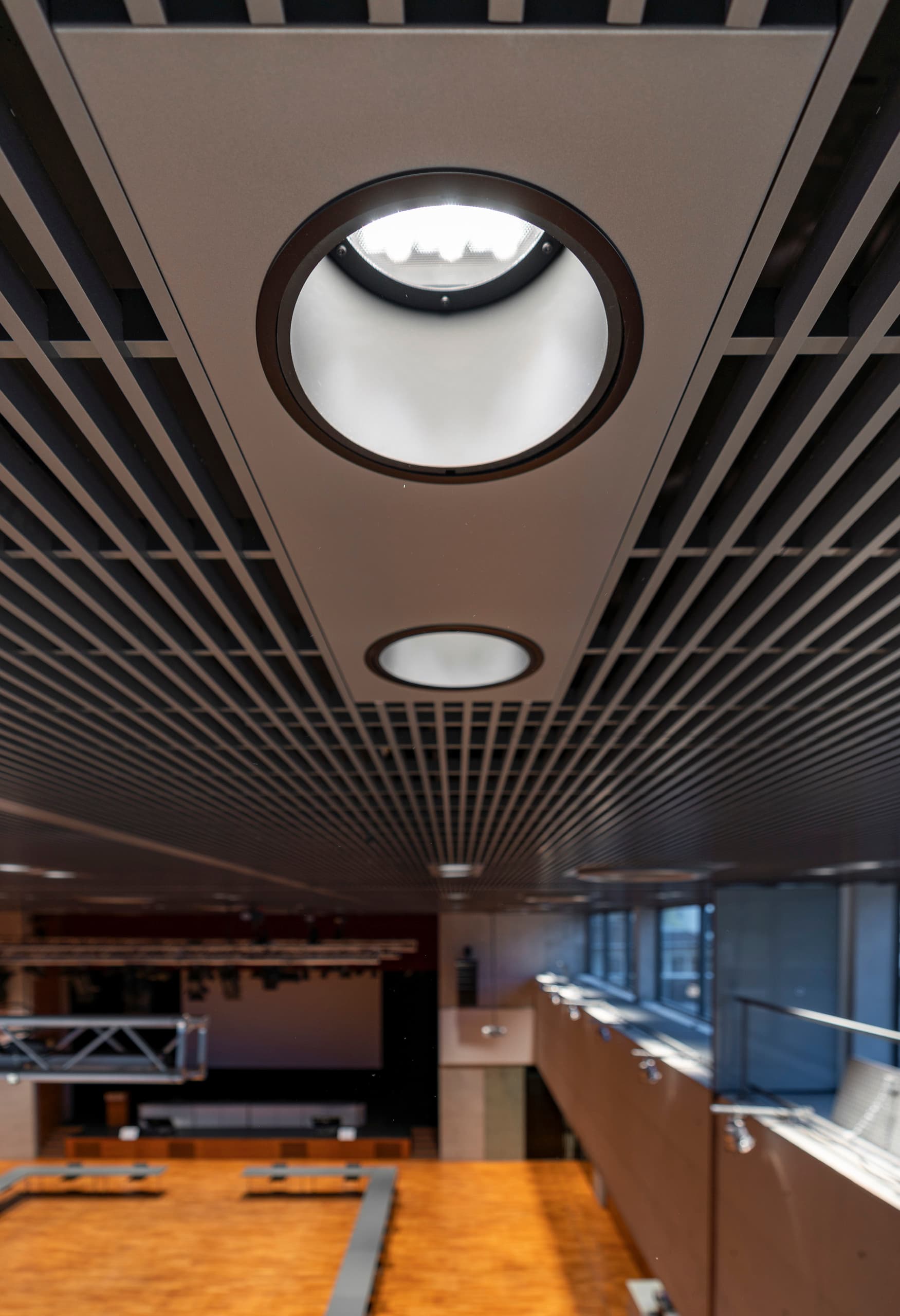 ERCO LED-Downlights in der Decke des Ferry Porsche Congress Centers für energieeffiziente Beleuchtung.