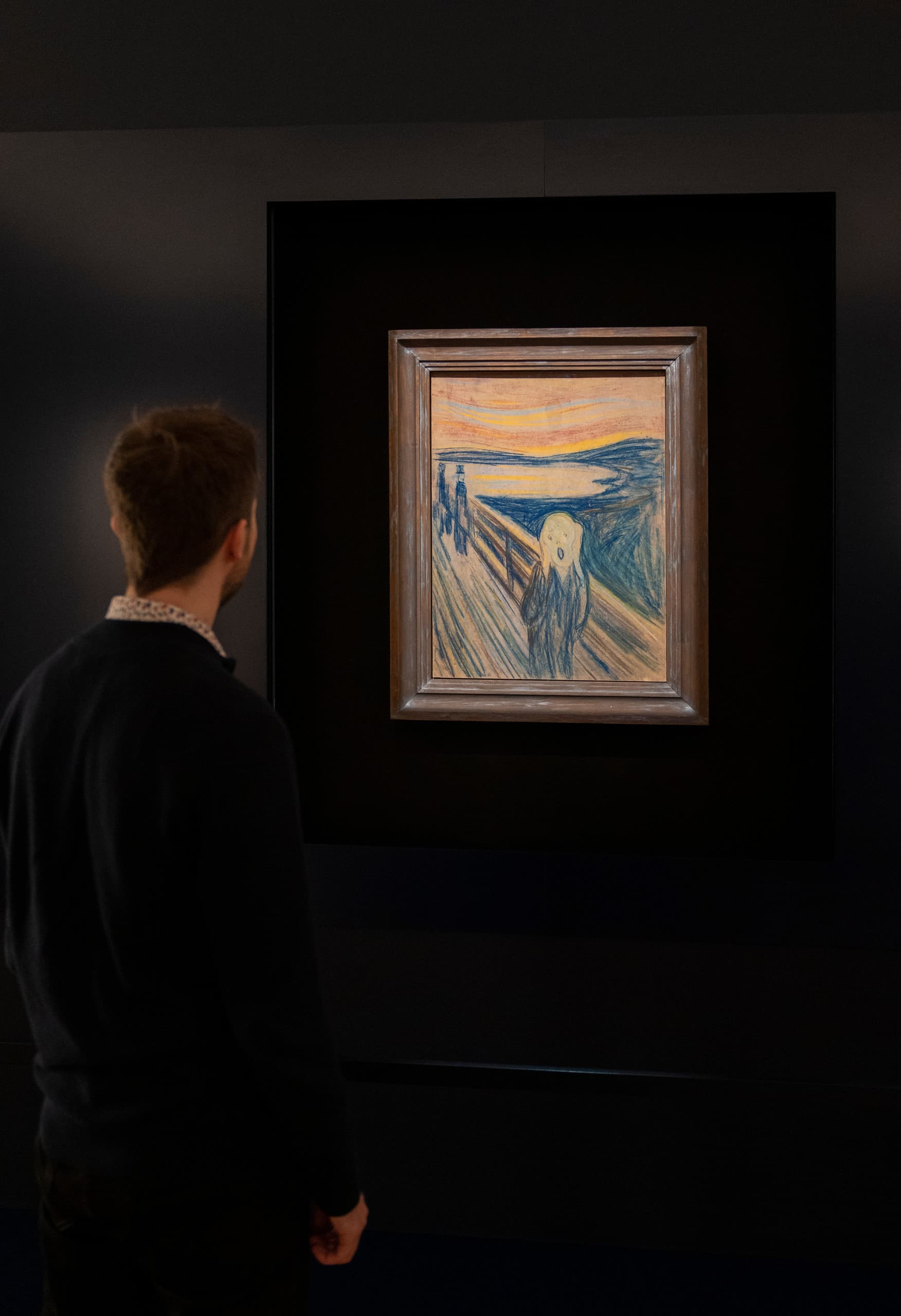 Ein Besucher betrachtet Munchs „Der Schrei“, beleuchtet von ERCO Strahlern im Munch Museum Oslo.