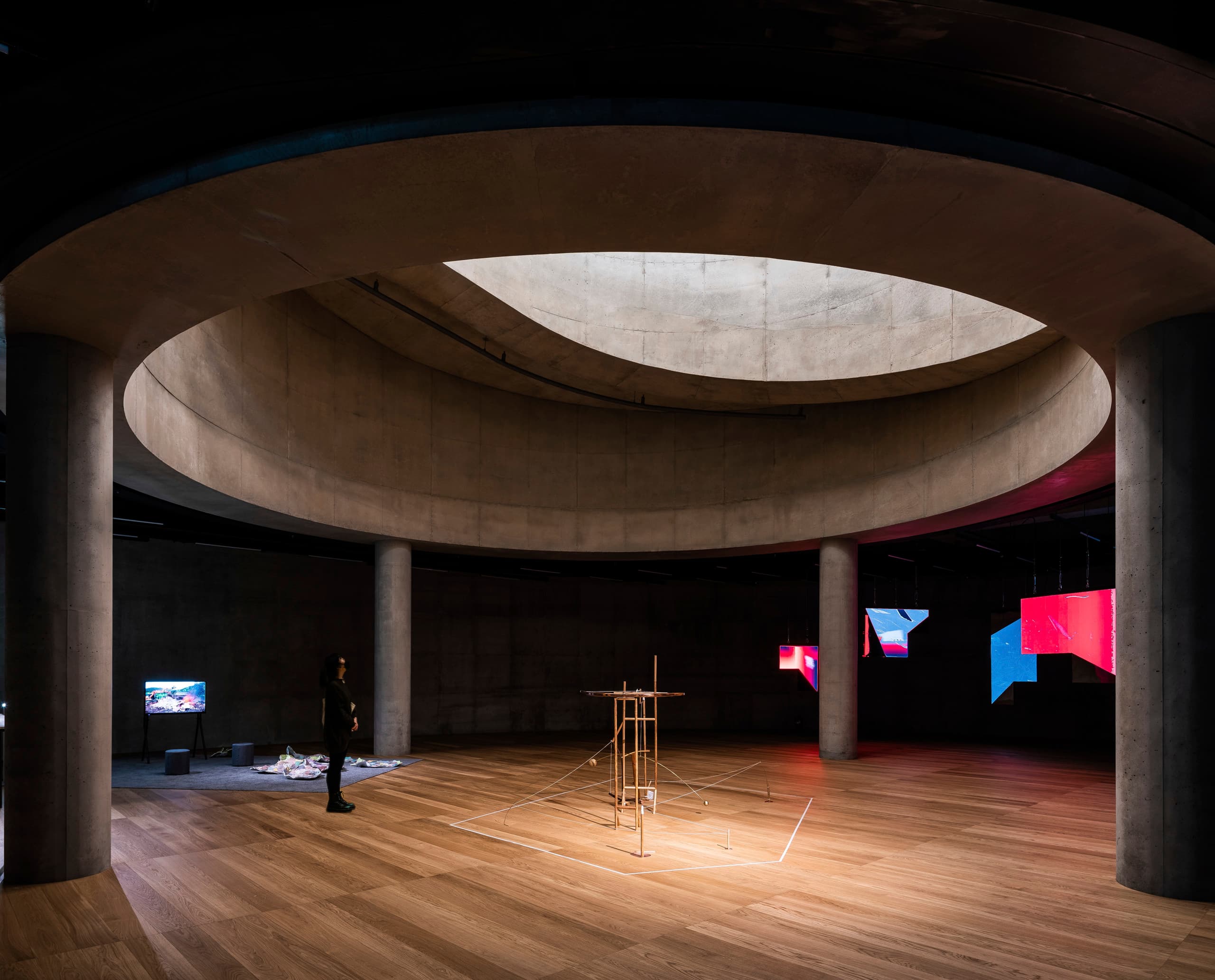 SongEun Art Foundation: ERCO Eclipse Strahler beleuchten Kunstausstellung mit Bluetooth Steuerung.