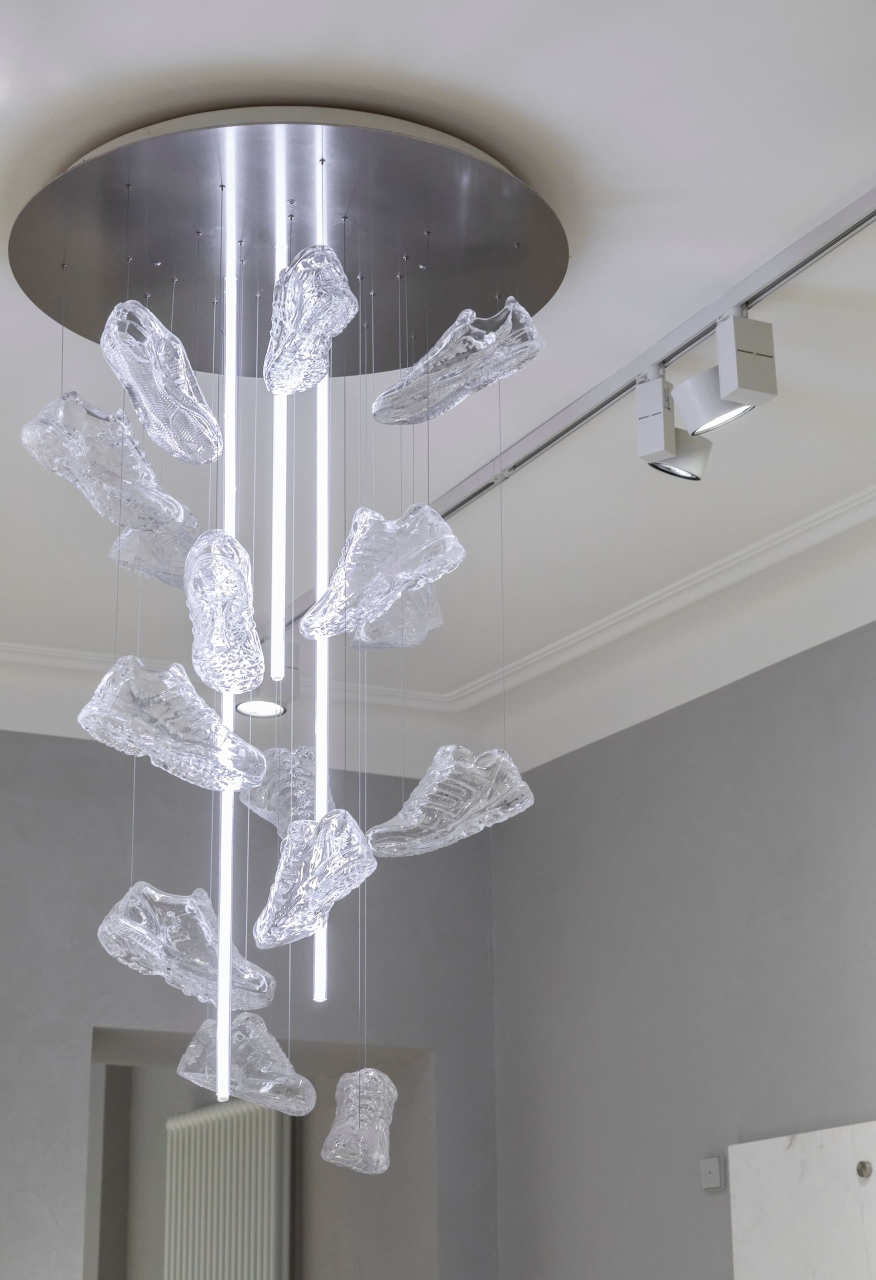 Sneaker-Lüster im Overkill Store, Köln, beleuchtet mit ERCO LED-Strahlern.